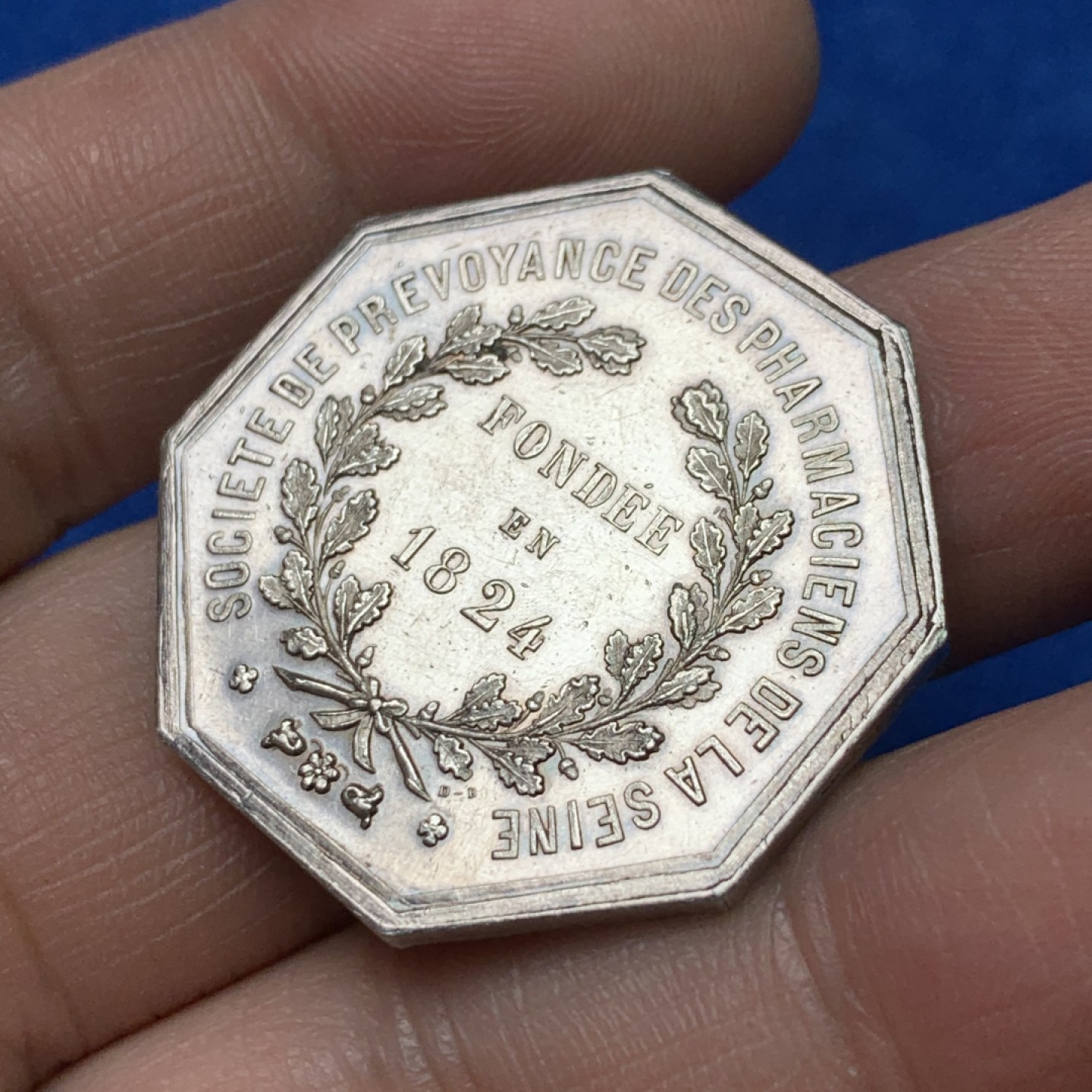 《竞宝斋》三少爷老婆本专场-第156场 (全场包邮) 法国1853年塞纳河药剂师协会八角代用银币，丰饶角+ARGENT边铭，对边直径32.5mm，重量16g。UNC好品相