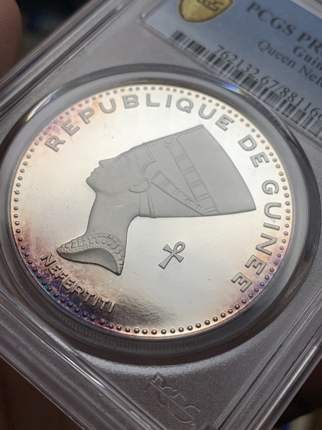 《竞宝斋》三少爷老婆本专场-第156场 (全场包邮) PCGS金盾 PR67DCAM 几内亚1970年埃及艳后头像500法郎精制大银币，氧化部分均为彩色包浆，很漂亮