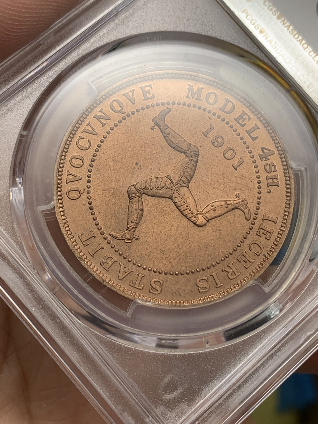 《竞宝斋》三少爷老婆本专场-第156场 (全场包邮) PCGS金盾 PR65RD 马恩岛“1901”年维多利亚女王披纱头像三条腿图案4先令精制大铜币，后铸珍惜币。唯一冠军分