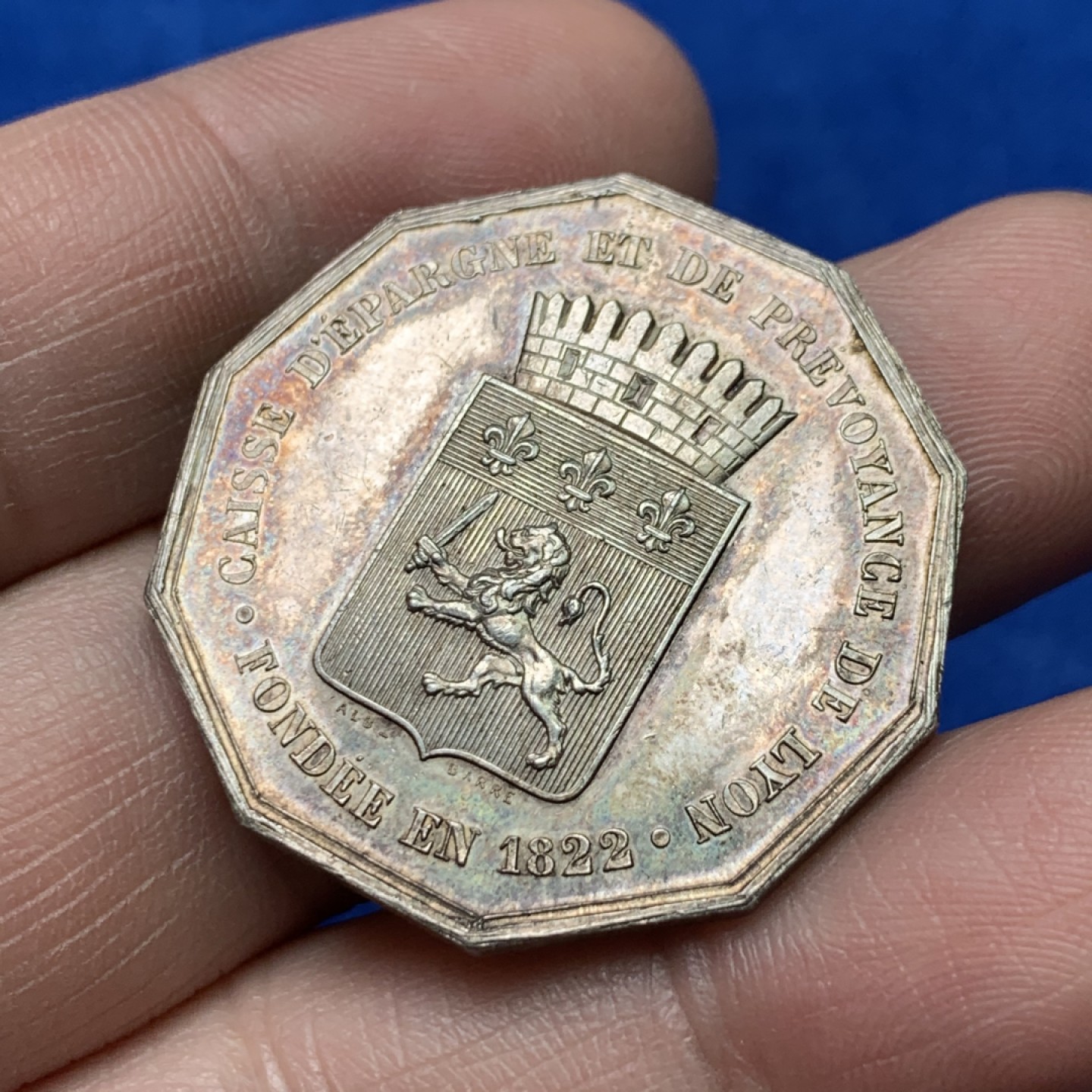 《竞宝斋》三少爷老婆本专场-第156场 (全场包邮) 法国1822年里昂蚂蚁储蓄银行十角代用银币，丰饶角+ARGENT边铭，对边直径32mm，重量15.8g。UNC好品相