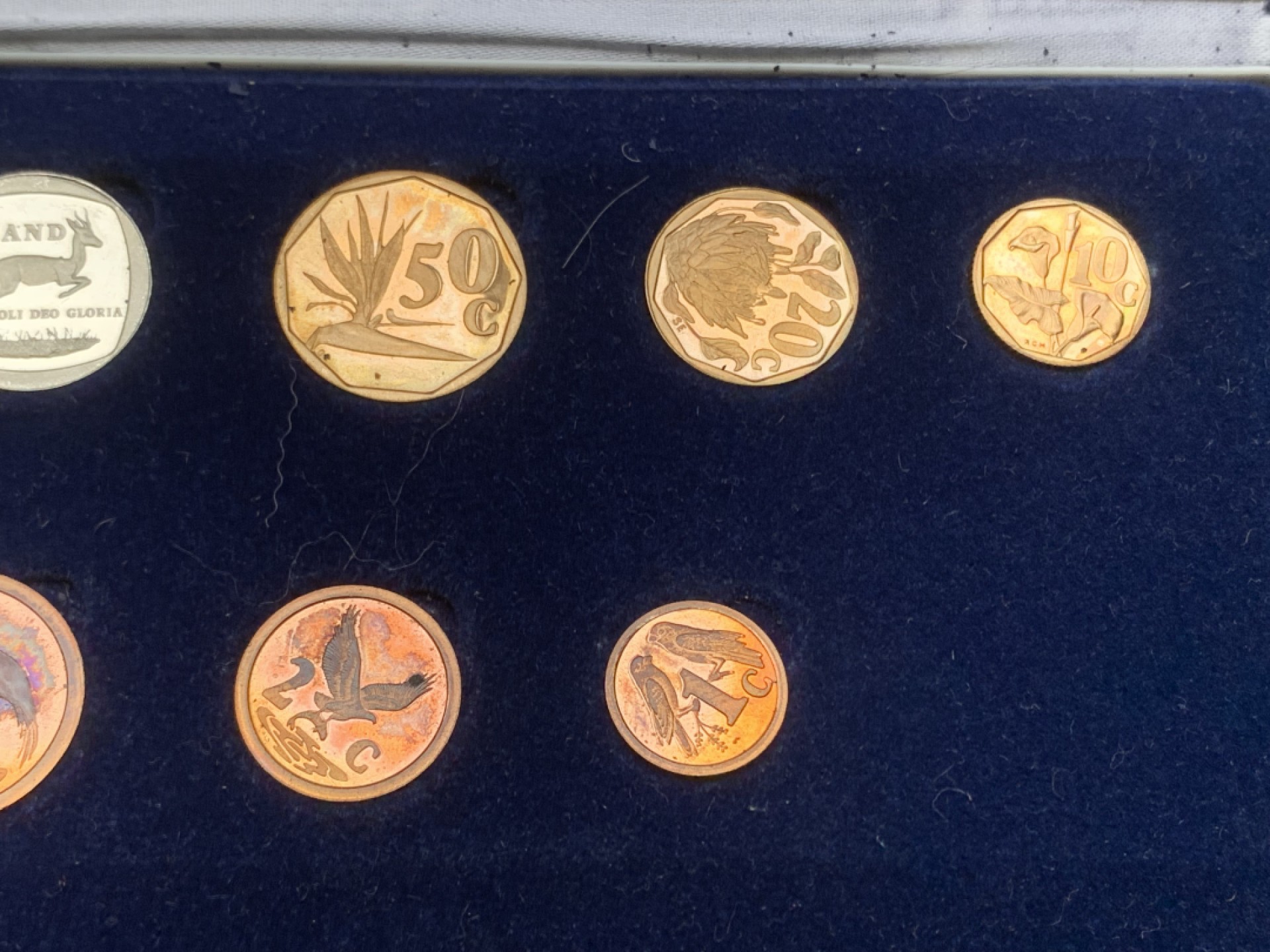 《竞宝斋》三少爷老婆本专场-第156场 (全场包邮) 南非1993年精制币8枚套，带原盒。盒子损坏了，后部突出俩针，小心扎手