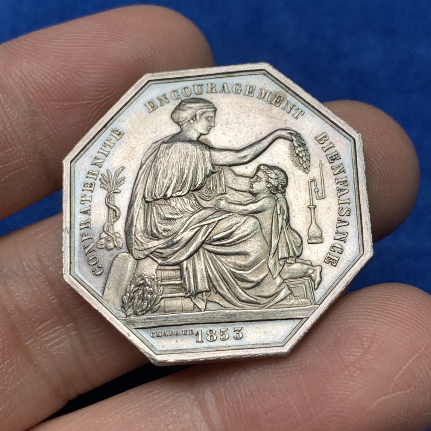 《竞宝斋》三少爷老婆本专场-第156场 (全场包邮) 法国1853年塞纳河药剂师协会八角代用银币，丰饶角+ARGENT边铭，对边直径32.5mm，重量16g。UNC好品相