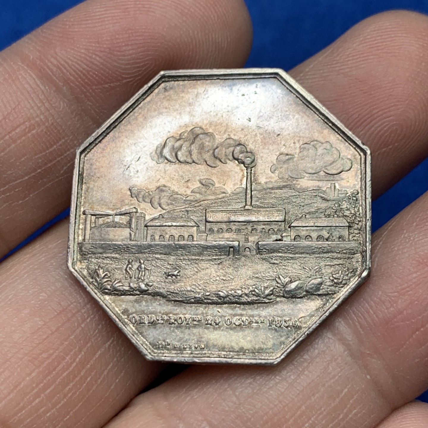 《竞宝斋》三少爷老婆本专场-第156场 (全场包邮) 法国1836年里昂气体照明公司八角代用银币，油灯边铭，对边直径31.5mm，重量15.34g。少见品种，UNC好品相