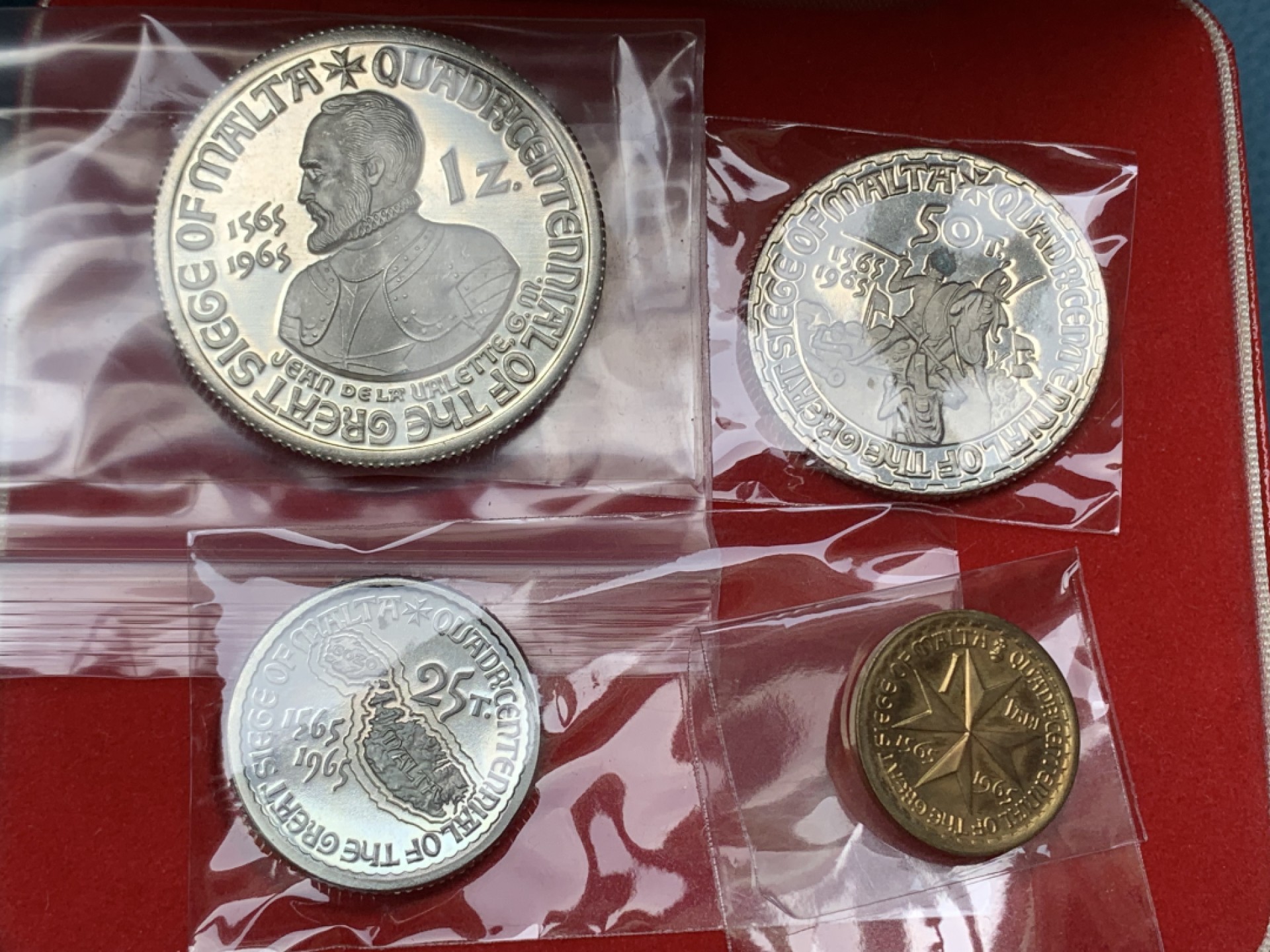 《竞宝斋》三少爷老婆本专场-第156场 (全场包邮) 马耳他1965年圣约翰骑士团大围攻胜利400周年纪念精制币4枚套，带原盒。1铜币2镍币1银币，其中，1泽奇诺为银币