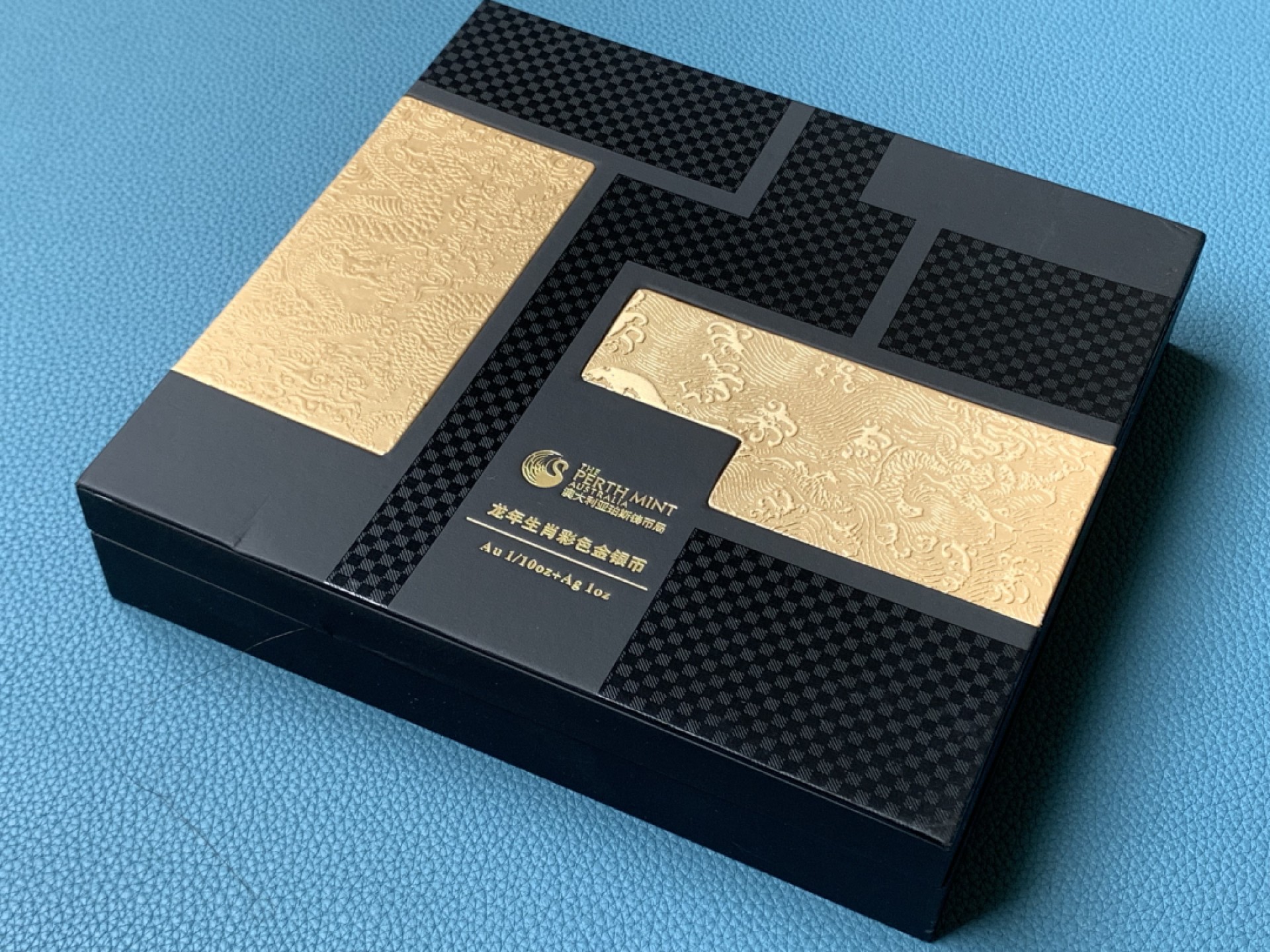 《竞宝斋》三少爷老婆本专场-第156场 (全场包邮) 澳大利亚2012年龙年生肖彩色金银币1元、15元套装，原盒带证书。1/10oz彩色金币+1oz彩色银币，包装精美。澳大利亚珀斯铸币局铸造，最近上海黄金交易所暴雷的主角，妥妥的热门品种。