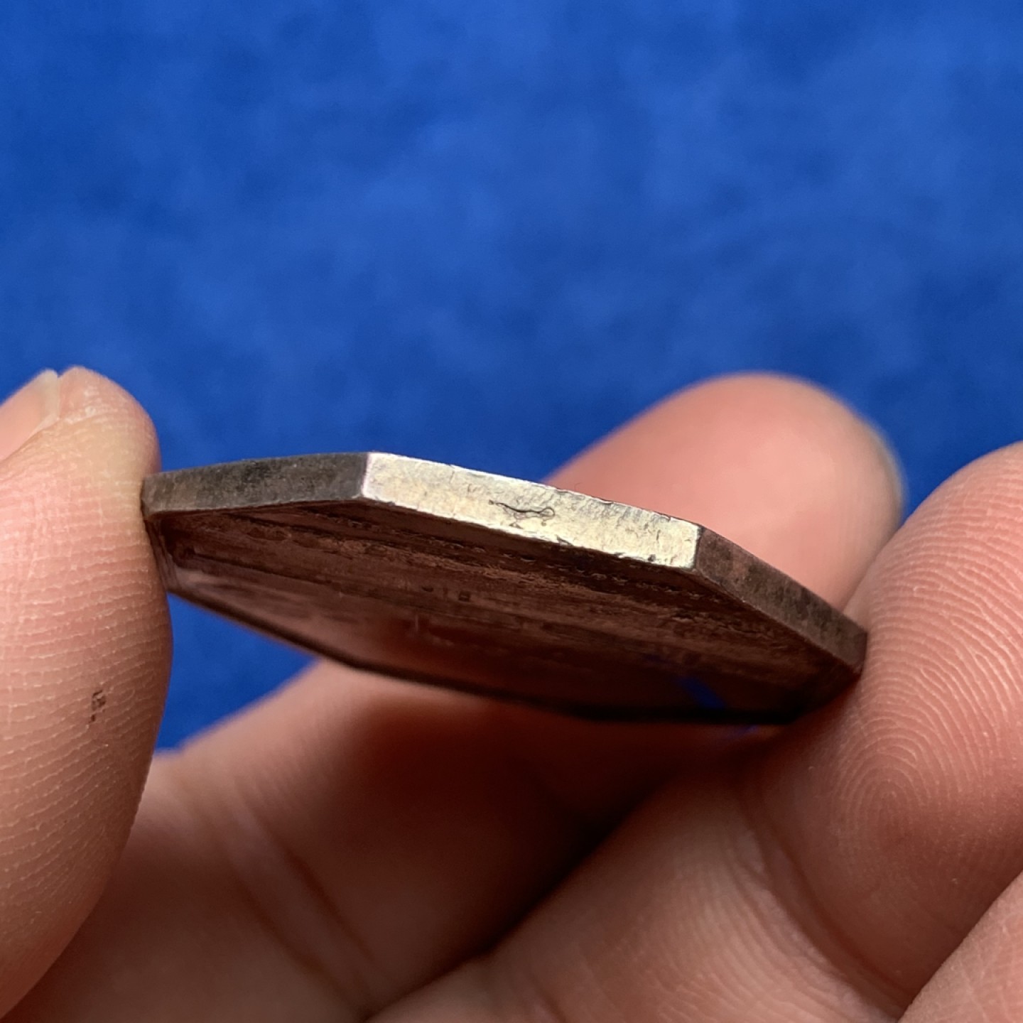 《竞宝斋》三少爷老婆本专场-第156场 (全场包邮) 法国1836年里昂气体照明公司八角代用银币，油灯边铭，对边直径31.5mm，重量15.34g。少见品种，UNC好品相