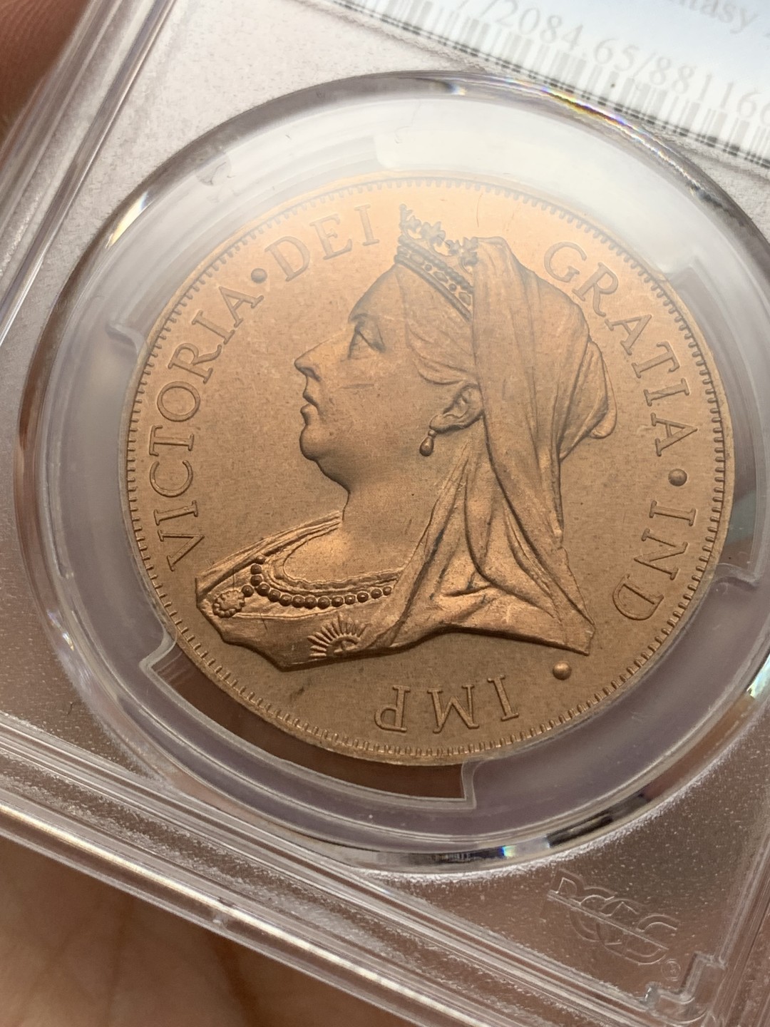 《竞宝斋》三少爷老婆本专场-第156场 (全场包邮) PCGS金盾 PR65RD 马恩岛“1901”年维多利亚女王披纱头像三条腿图案4先令精制大铜币，后铸珍惜币。唯一冠军分