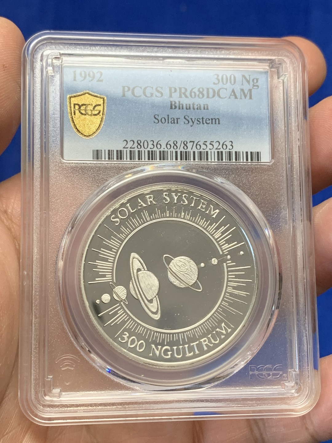 《竞宝斋》三少爷老婆本专场-第156场 (全场包邮) PCGS金盾 PR68DCAM 不丹1992年太阳系九大行星300努尔特鲁姆精制大银币。925银，直径38mm，重量28.28g，发行量仅1万枚。唯一亚军分，上面仅一枚冠军分
