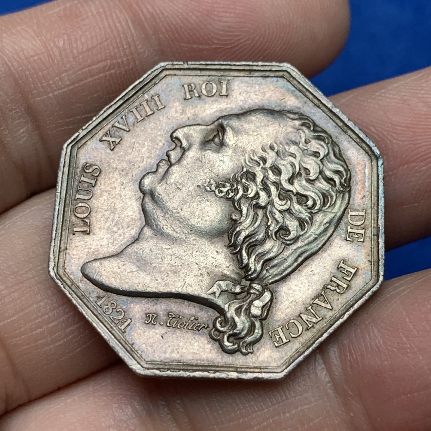 《竞宝斋》三少爷老婆本专场-第156场 (全场包邮) 法国1821年路易十八国王头像巴黎证券交易所八角代用银币，早期无边铭，对边直径33mm，重量16.85g。少见品种