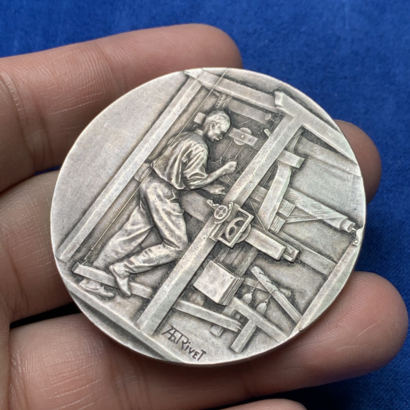 《竞宝斋》三少爷老婆本专场-第156场 (全场包邮) 法国1933年纺织和服装材料联盟工会大银章，菱形+ARGENT边铭，直径50mm，重量48.76g