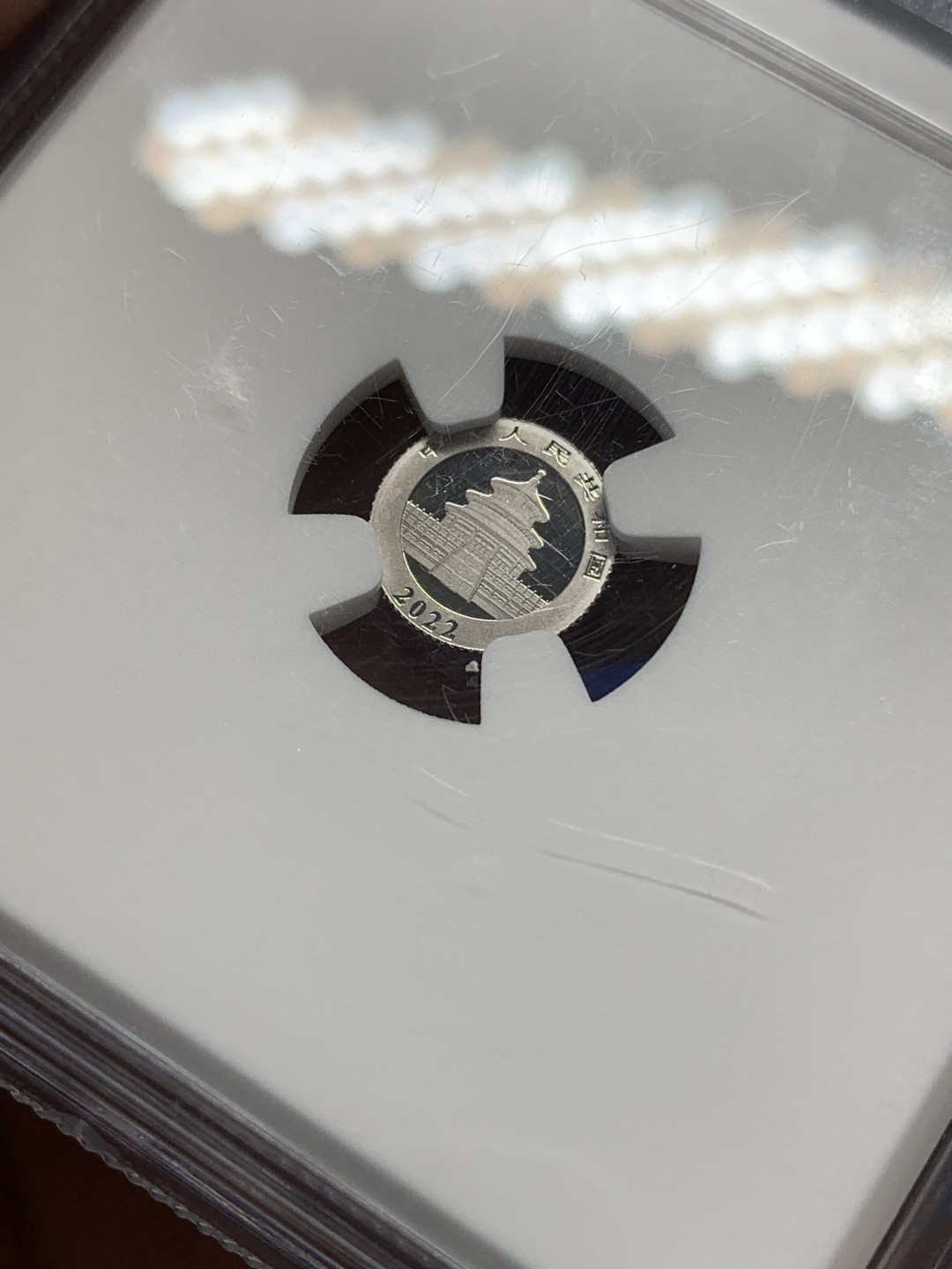 《竞宝斋》三少爷老婆本专场-第156场 (全场包邮) NGC MS70 中国2022年熊猫30元铂金纪念币，满分不易。1g铂金币，熊猫金币发型40周年标签