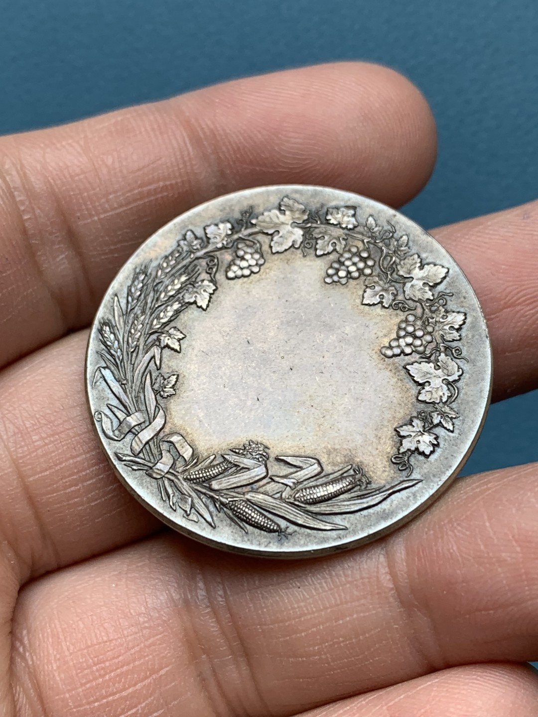 《竞宝斋》三少爷老婆本专场-第156场 (全场包邮) 法国20世纪初谷物女神头像银章，丰饶角+ARGENT边铭，直径36mm，重量22.84g，带原盒。泛黑包浆，很有年代感