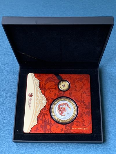 《竞宝斋》三少爷老婆本专场-第156场 (全场包邮) - 澳大利亚2012年龙年生肖彩色金银币1元、15元套装，原盒带证书。1/10oz彩色金币+1oz彩色银币，包装精美。澳大利亚珀斯铸币局铸造，最近上海黄金交易所暴雷的主角，妥妥的热门品种。