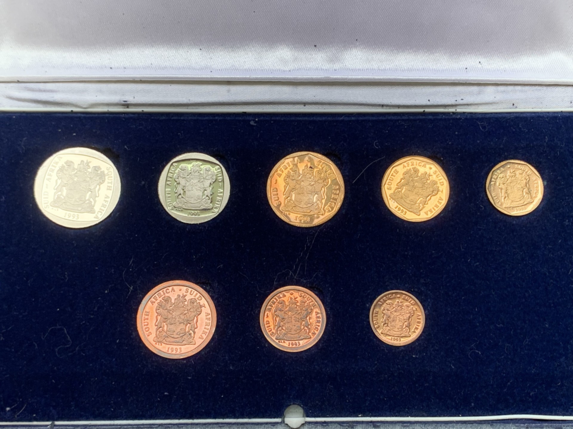 《竞宝斋》三少爷老婆本专场-第156场 (全场包邮) 南非1993年精制币8枚套，带原盒。盒子损坏了，后部突出俩针，小心扎手