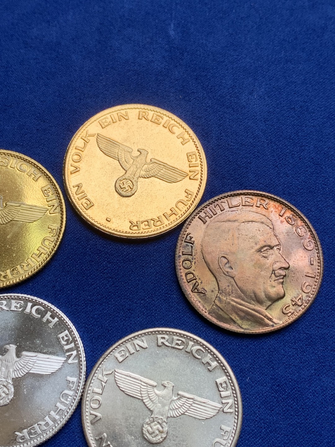 《竞宝斋》三少爷老婆本专场-第156场 (全场包邮) 元首头像纪念章5枚。普制镀金、精制镀金、普制镀银、精制镀银各一枚，另有一枚少见的元首和墨索里尼的