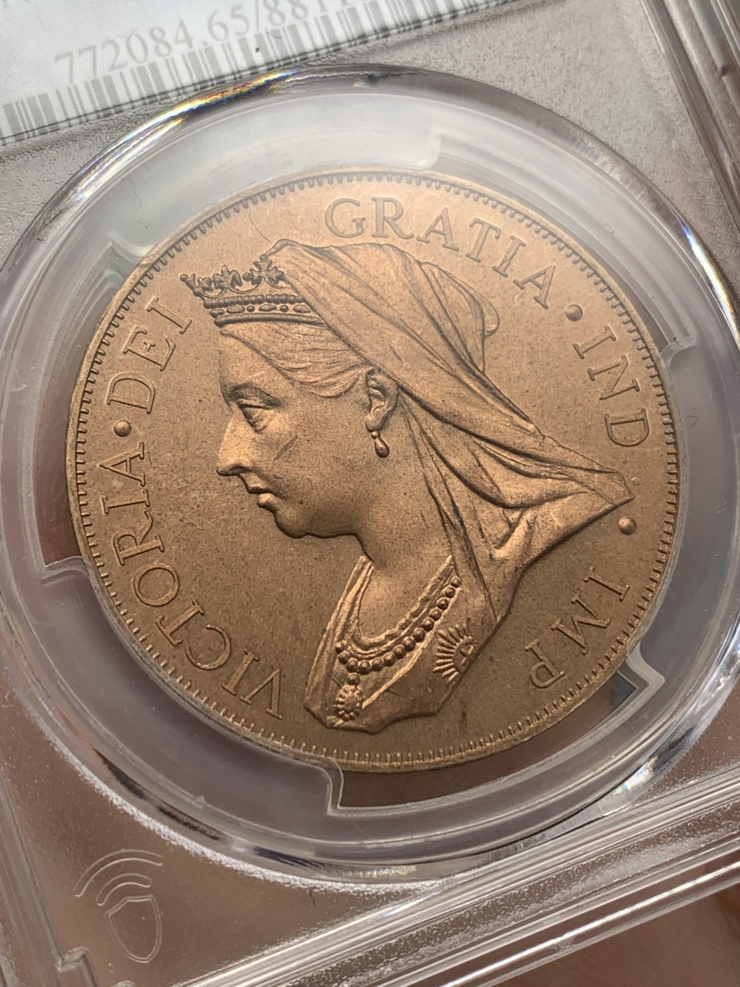 《竞宝斋》三少爷老婆本专场-第156场 (全场包邮) PCGS金盾 PR65RD 马恩岛“1901”年维多利亚女王披纱头像三条腿图案4先令精制大铜币，后铸珍惜币。唯一冠军分