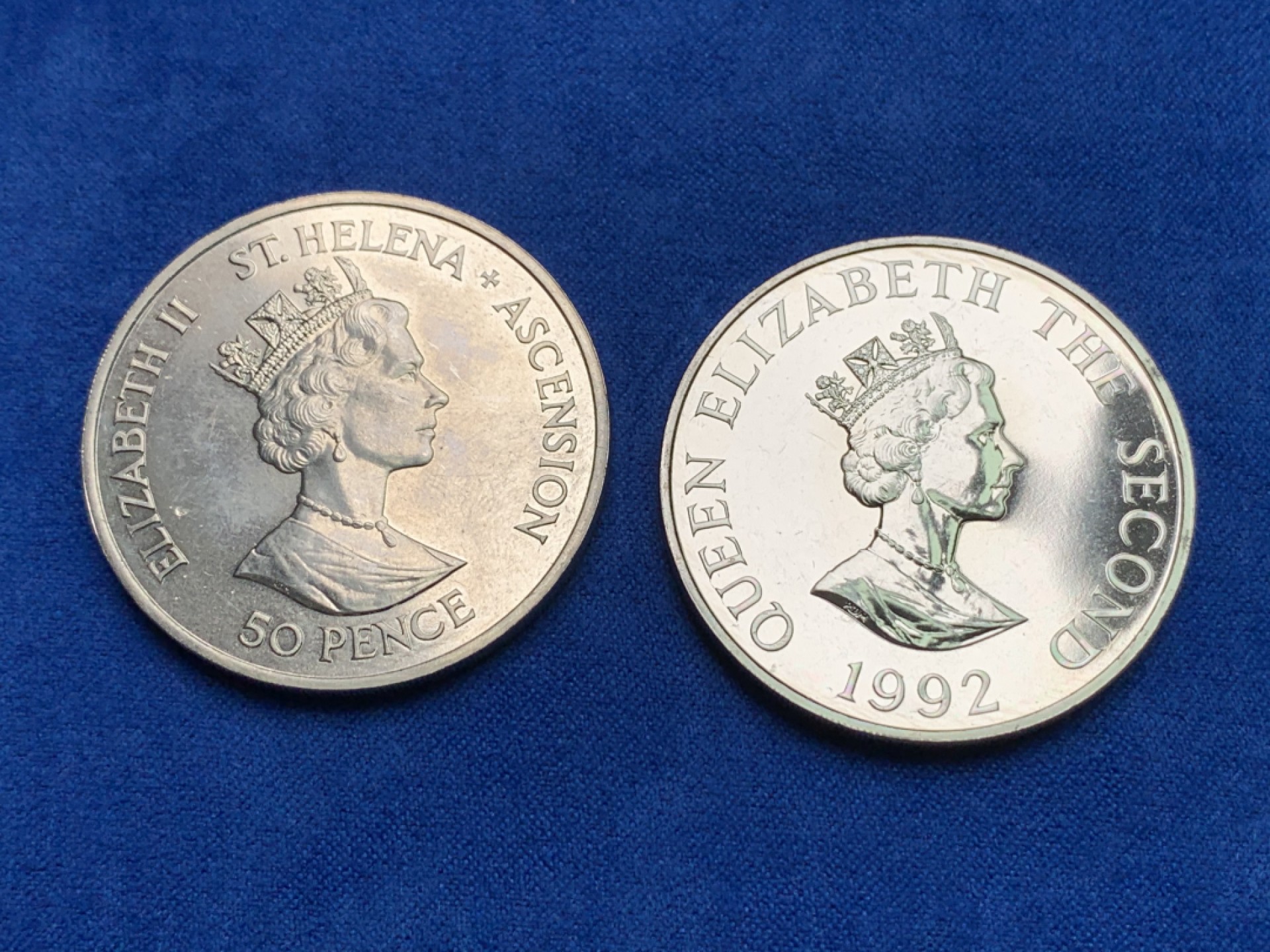 《竞宝斋》三少爷老婆本专场-第156场 (全场包邮) 圣赫勒拿和阿森松1986年50便士、奥尔德尼1992年2镑克朗大镍币一对