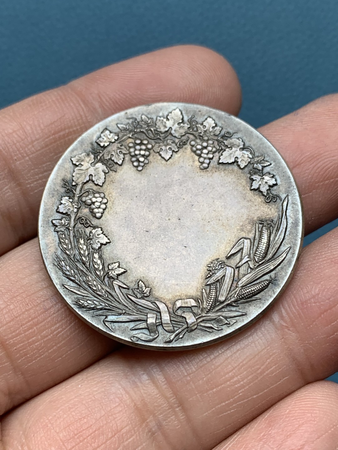 《竞宝斋》三少爷老婆本专场-第156场 (全场包邮) 法国20世纪初谷物女神头像银章，丰饶角+ARGENT边铭，直径36mm，重量22.84g，带原盒。泛黑包浆，很有年代感