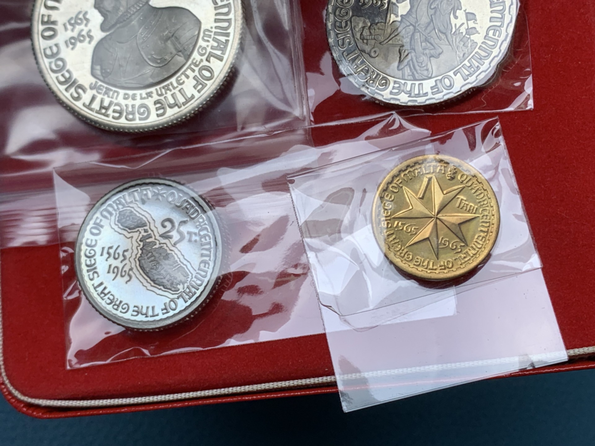 《竞宝斋》三少爷老婆本专场-第156场 (全场包邮) 马耳他1965年圣约翰骑士团大围攻胜利400周年纪念精制币4枚套，带原盒。1铜币2镍币1银币，其中，1泽奇诺为银币