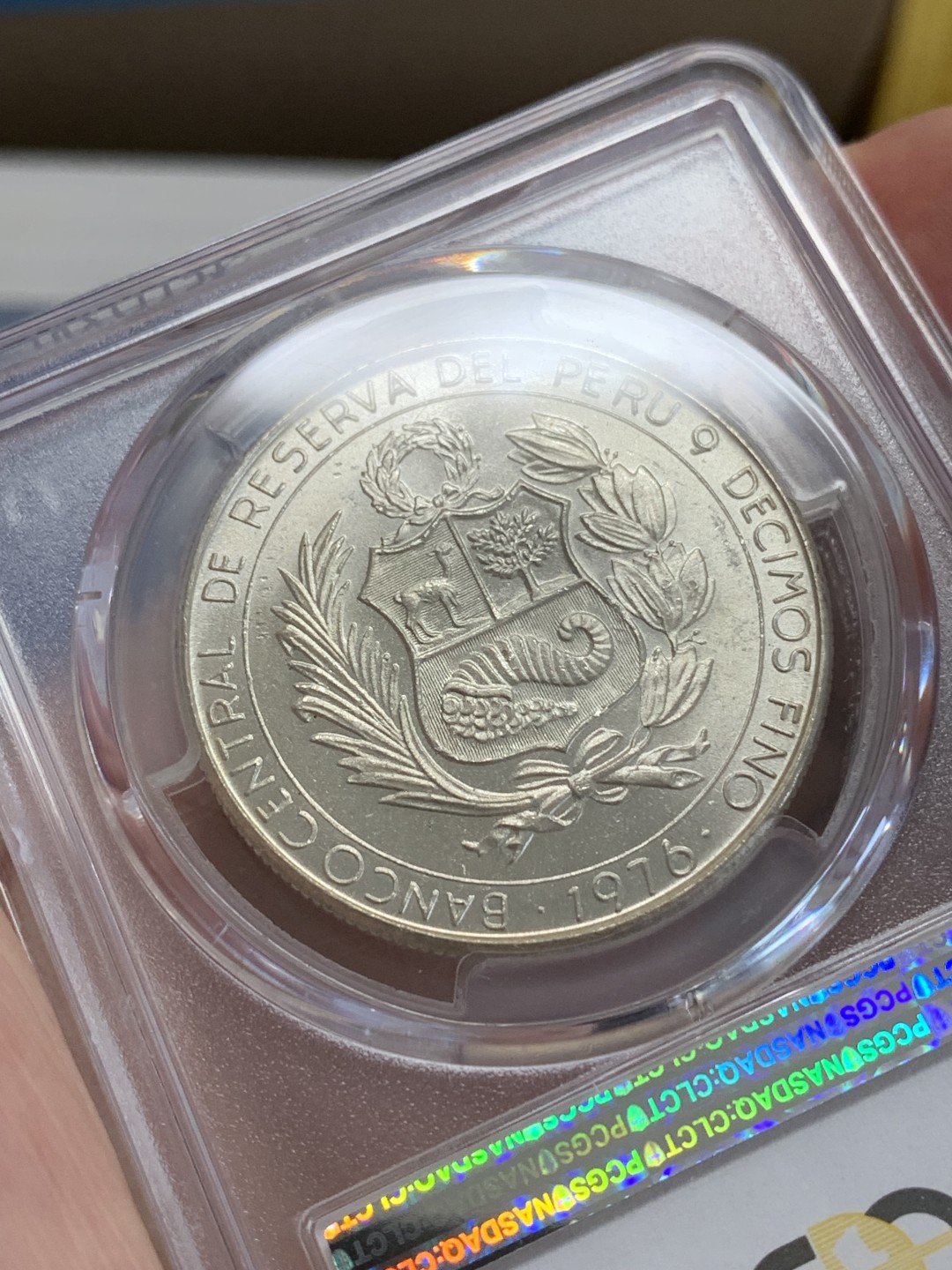 《竞宝斋》三少爷老婆本专场-第156场 (全场包邮) PCGS金盾 MS65 秘鲁1976年阿亚库乔战役150周年纪念400索尔大银币。900银，直径35.5mm，重量28.1g