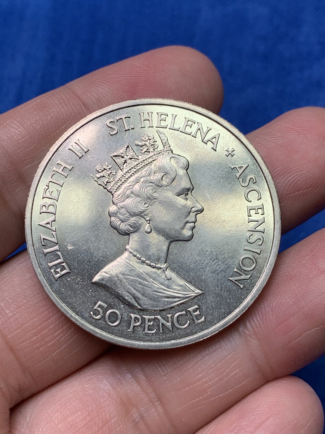 《竞宝斋》三少爷老婆本专场-第156场 (全场包邮) 圣赫勒拿和阿森松1986年50便士、奥尔德尼1992年2镑克朗大镍币一对