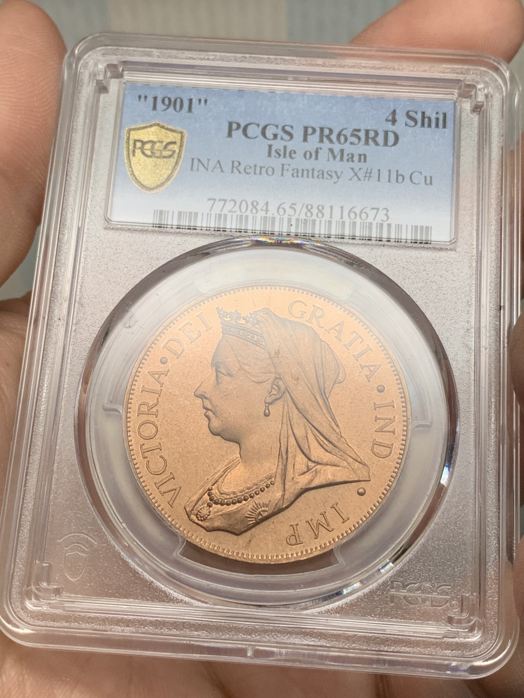《竞宝斋》三少爷老婆本专场-第156场 (全场包邮) PCGS金盾 PR65RD 马恩岛“1901”年维多利亚女王披纱头像三条腿图案4先令精制大铜币，后铸珍惜币。唯一冠军分