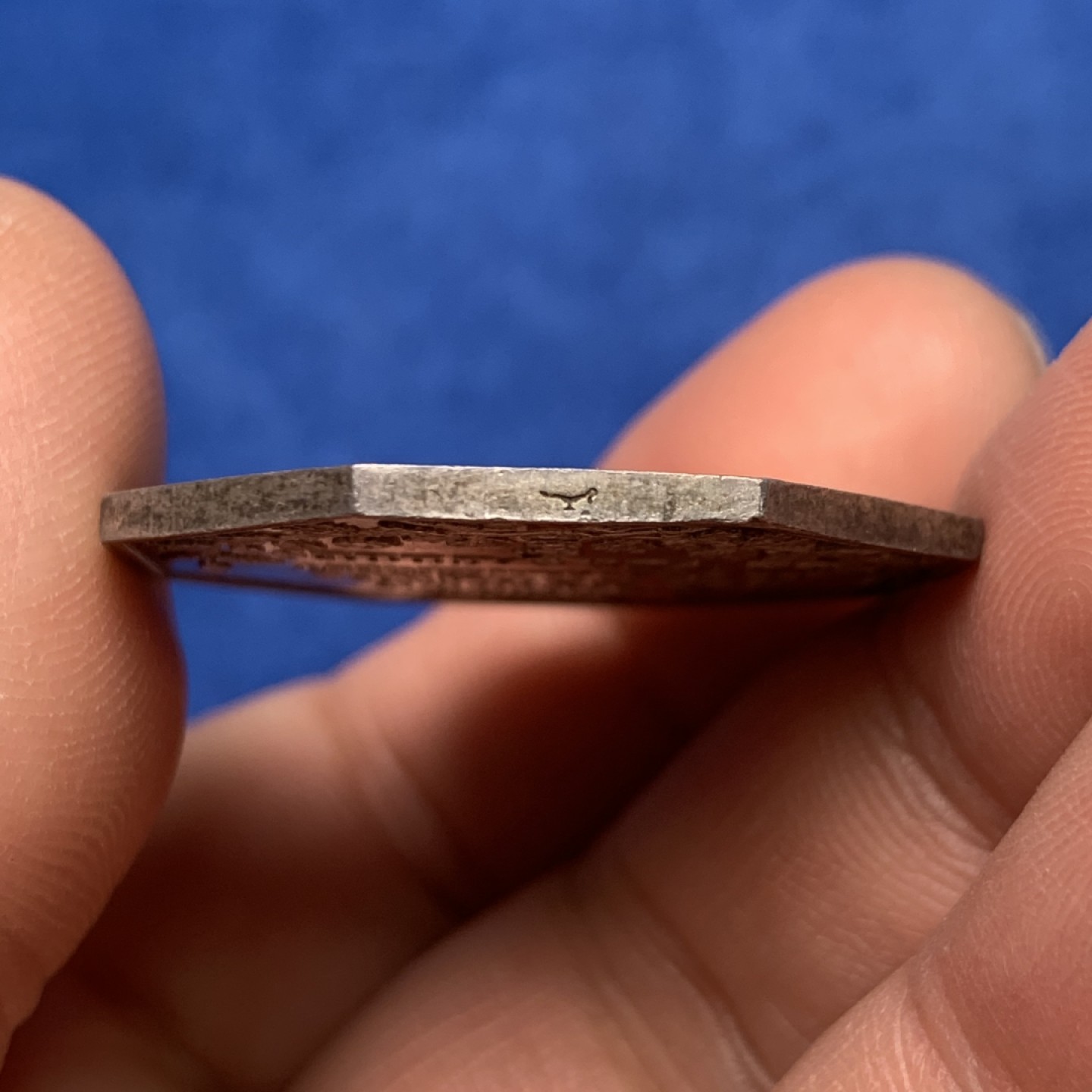 《竞宝斋》三少爷老婆本专场-第156场 (全场包邮) 法国19世纪少见菲利普一世国王正面头像凡尔赛区公证人协会八角代用银币，油灯边铭，对边直径33mm，重量14.6g。UNC好品相