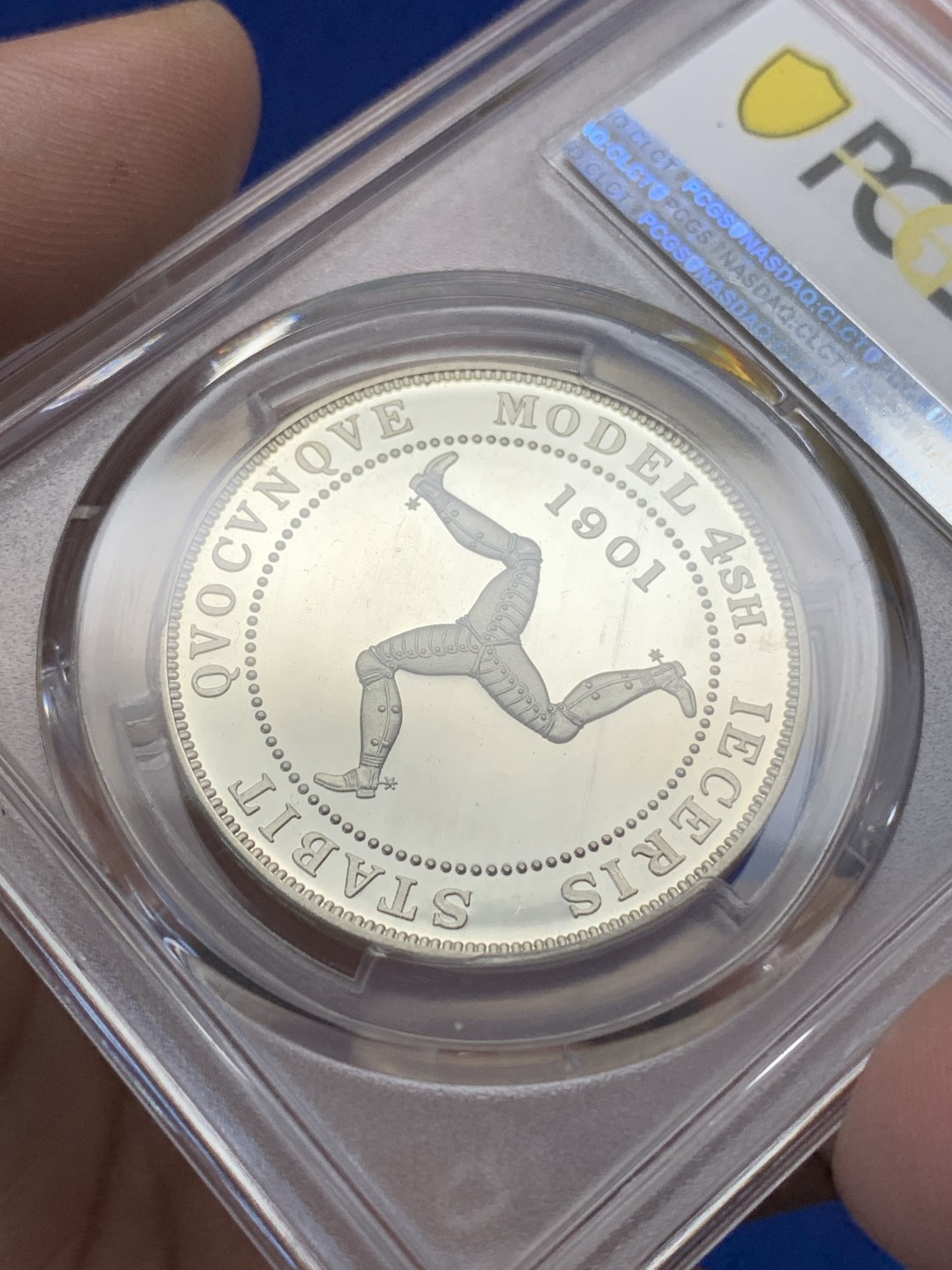 《竞宝斋》三少爷老婆本专场-第156场 (全场包邮) PCGS金盾 PR66DCAM 马恩岛“1901”年爱德华七世国王头像三条腿图案4先令精制大银币，后铸珍惜币。唯一亚军分，上面仅有一枚冠军分