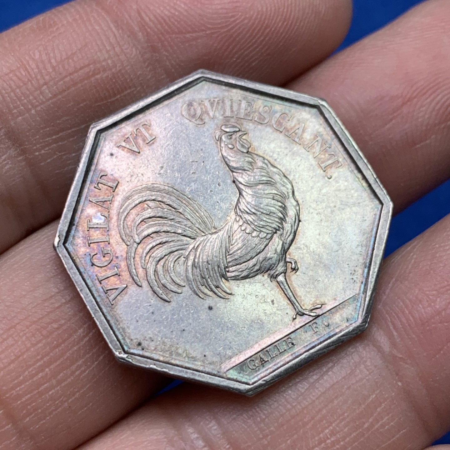 《竞宝斋》三少爷老婆本专场-第156场 (全场包邮) 法国19世纪查尔斯十世国王头像大公鸡图案八角代用银币，早期无边铭，对边直径29.5mm，重量10.94g。少见品种，UNC好品相