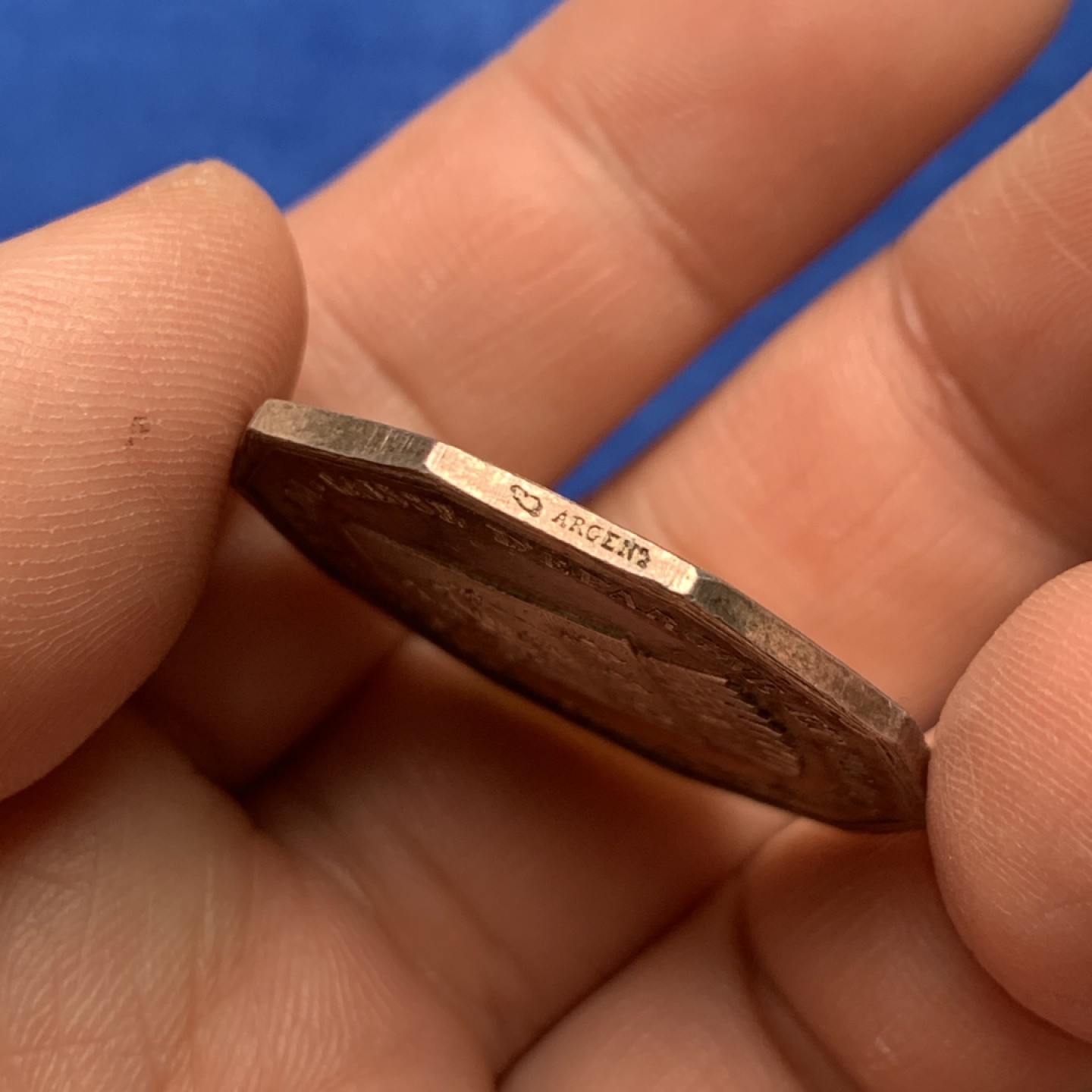 《竞宝斋》三少爷老婆本专场-第156场 (全场包邮) 法国1822年里昂蚂蚁储蓄银行十角代用银币，丰饶角+ARGENT边铭，对边直径32mm，重量15.8g。UNC好品相