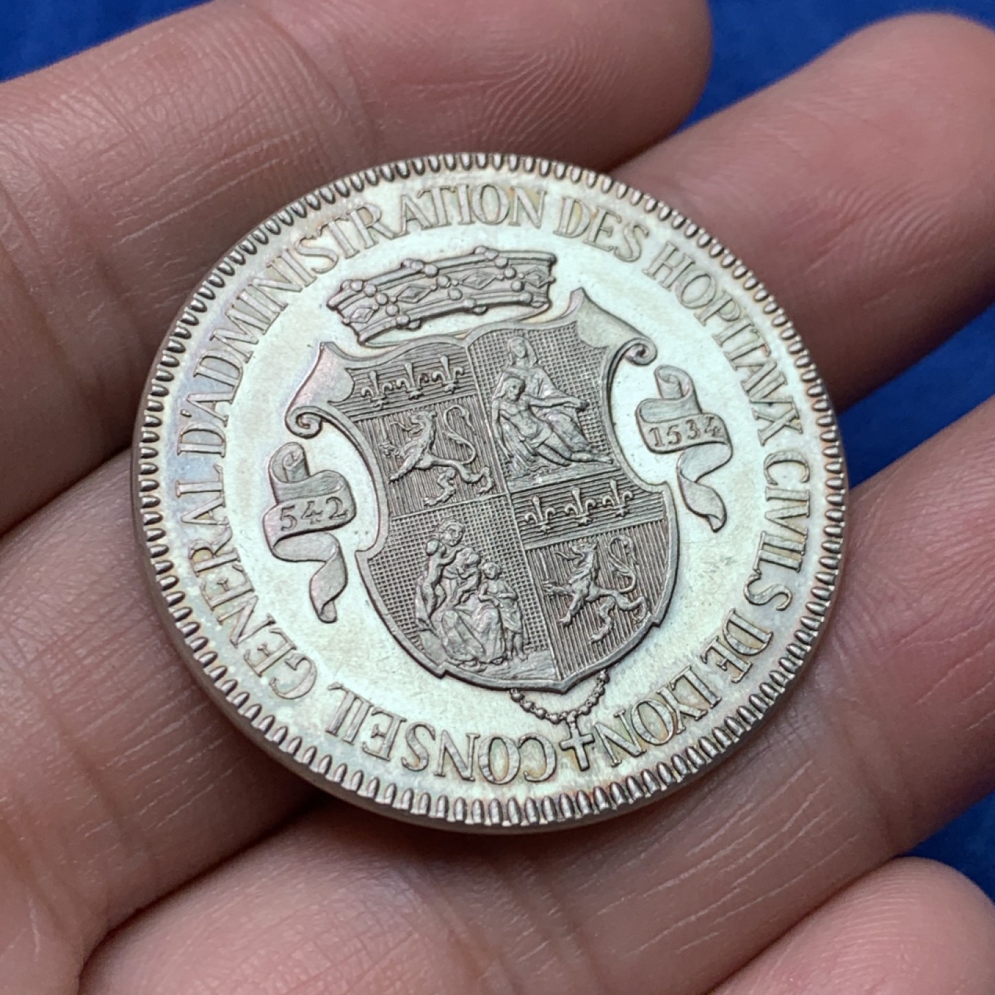 《竞宝斋》三少爷老婆本专场-第156场 (全场包邮) 法国1880年里昂医院希尔德贝尔特夫妇纪念代用银币，蜜蜂+ARGENT边铭，直径35mm，重量16.47g。UNC好品相