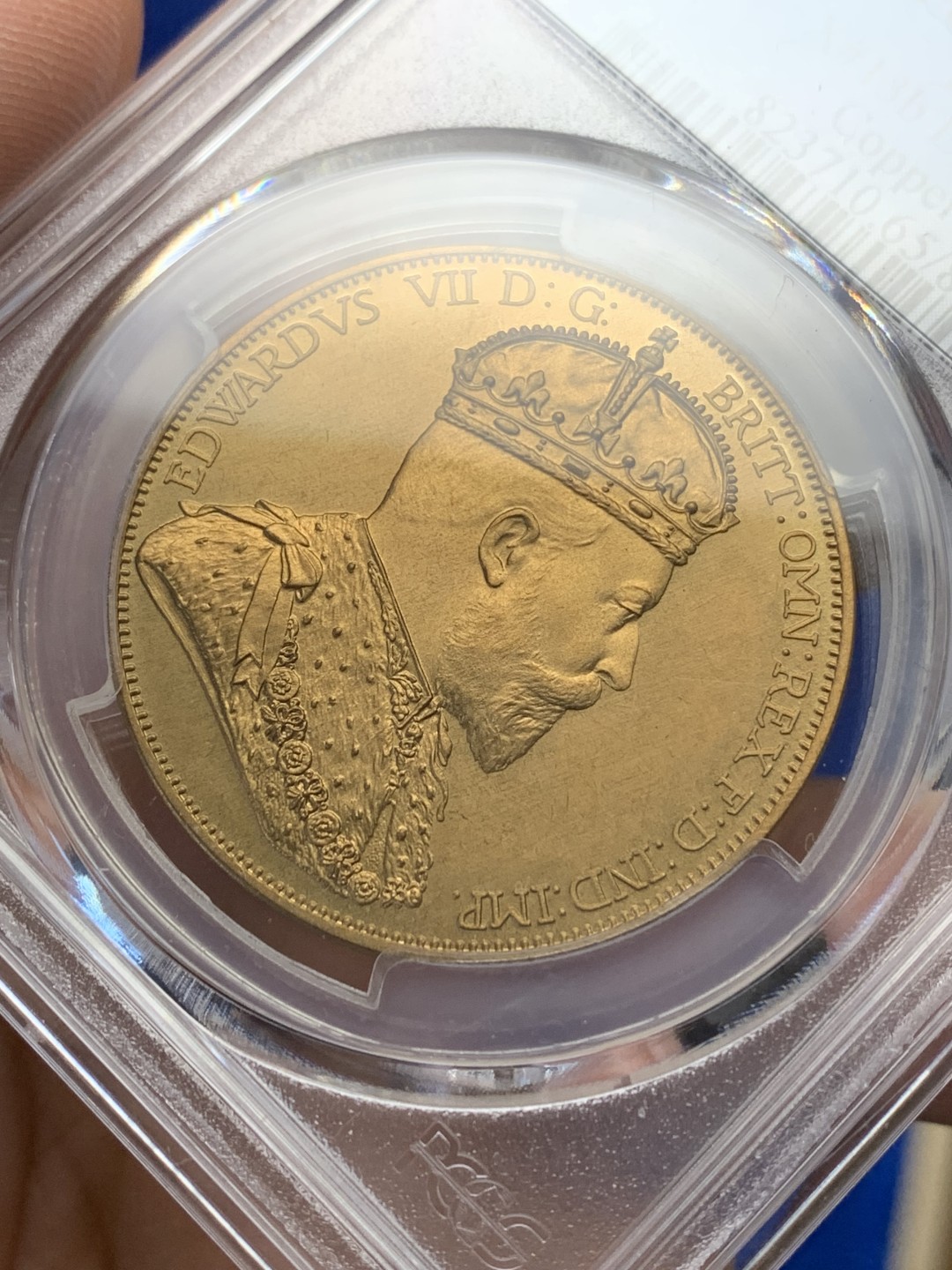 《竞宝斋》三少爷老婆本专场-第156场 (全场包邮) PCGS金盾 PR65RD 马恩岛“1901”年爱德华七世国王头像三条腿图案4先令精制大铜币，后铸珍惜币。唯一亚军分，上面仅有一枚冠军分