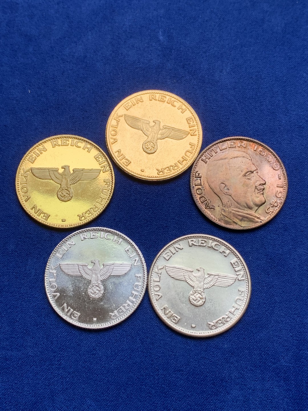 《竞宝斋》三少爷老婆本专场-第156场 (全场包邮) 元首头像纪念章5枚。普制镀金、精制镀金、普制镀银、精制镀银各一枚，另有一枚少见的元首和墨索里尼的