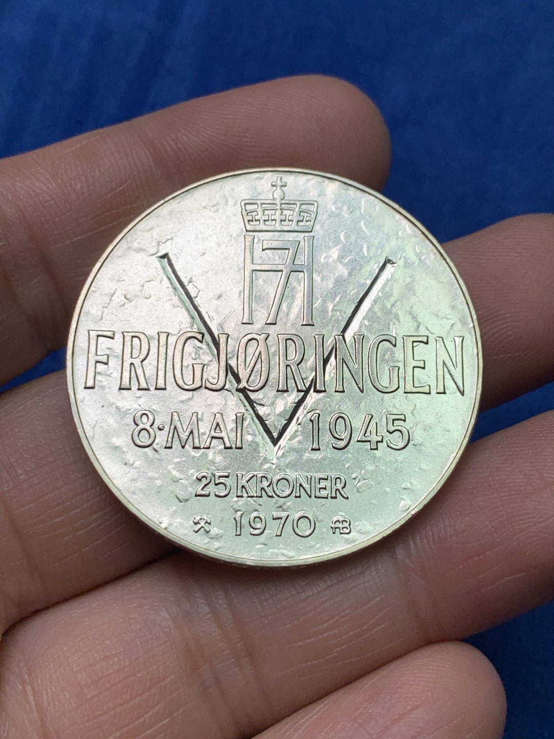 《竞宝斋》三少爷老婆本专场-第156场 (全场包邮) 挪威1970年二战胜利25周年纪念25克朗大银币一对，原光和淡金包浆各一枚。875银，直径39mm，重量29g