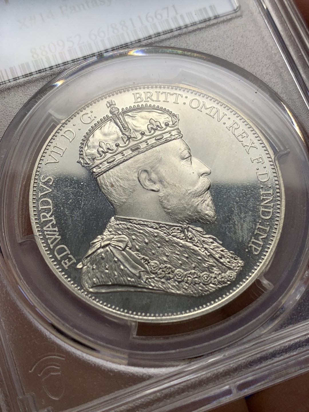 《竞宝斋》三少爷老婆本专场-第156场 (全场包邮) PCGS金盾 PR66DCAM 马恩岛“1901”年爱德华七世国王头像三条腿图案4先令精制大银币，后铸珍惜币。唯一亚军分，上面仅有一枚冠军分