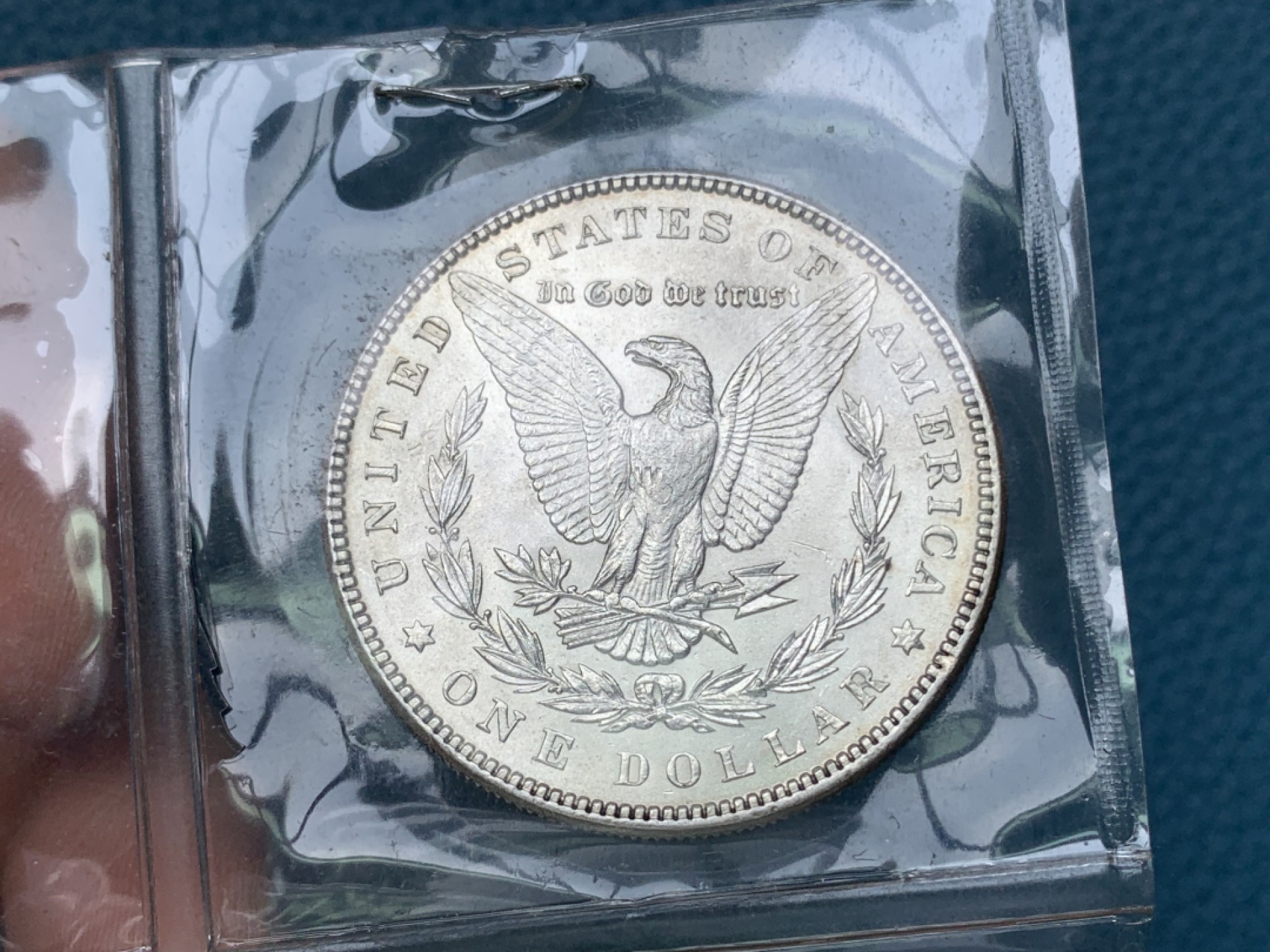 《竞宝斋》三少爷老婆本专场-第156场 (全场包邮) 早期ICG，80年代评级 MS64/65 美国1885年摩根大银币。ICG早期评级的产物，1985年8月27日评级。当时的评级规则是正反面分别评级，正面MS64，反面MS65，附柯达相纸印的币原始照片一张。