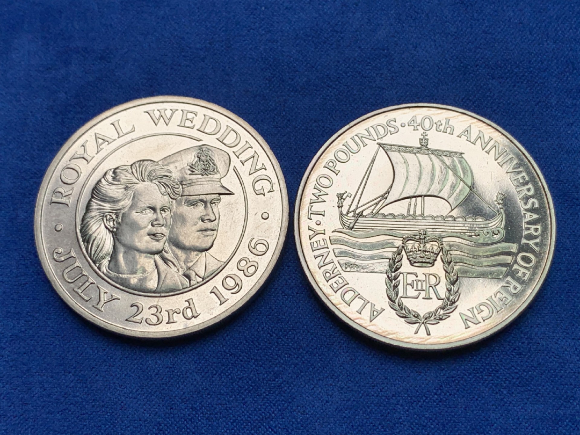 《竞宝斋》三少爷老婆本专场-第156场 (全场包邮) 圣赫勒拿和阿森松1986年50便士、奥尔德尼1992年2镑克朗大镍币一对