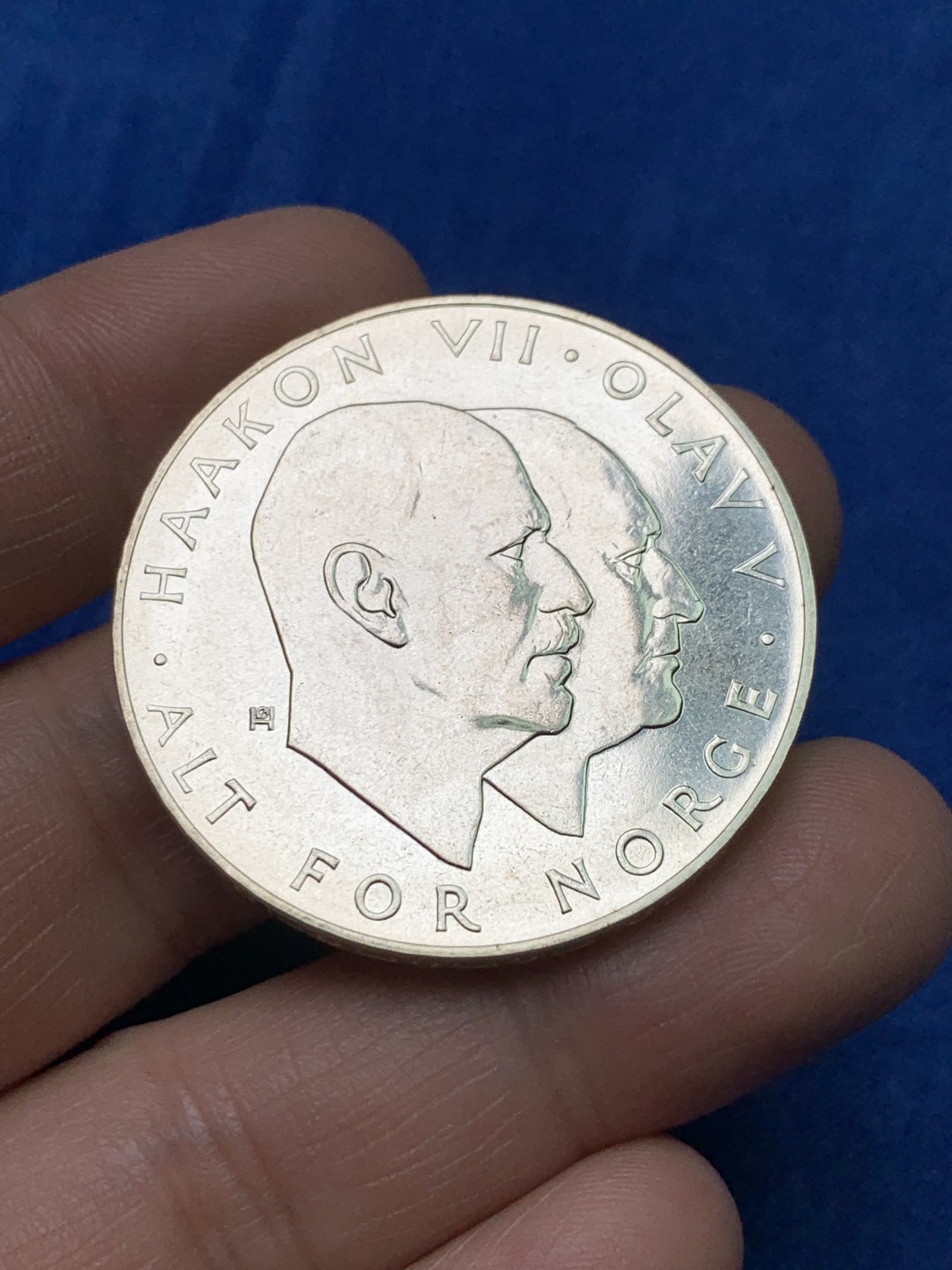 《竞宝斋》三少爷老婆本专场-第156场 (全场包邮) 挪威1970年二战胜利25周年纪念25克朗大银币一对，原光和淡金包浆各一枚。875银，直径39mm，重量29g