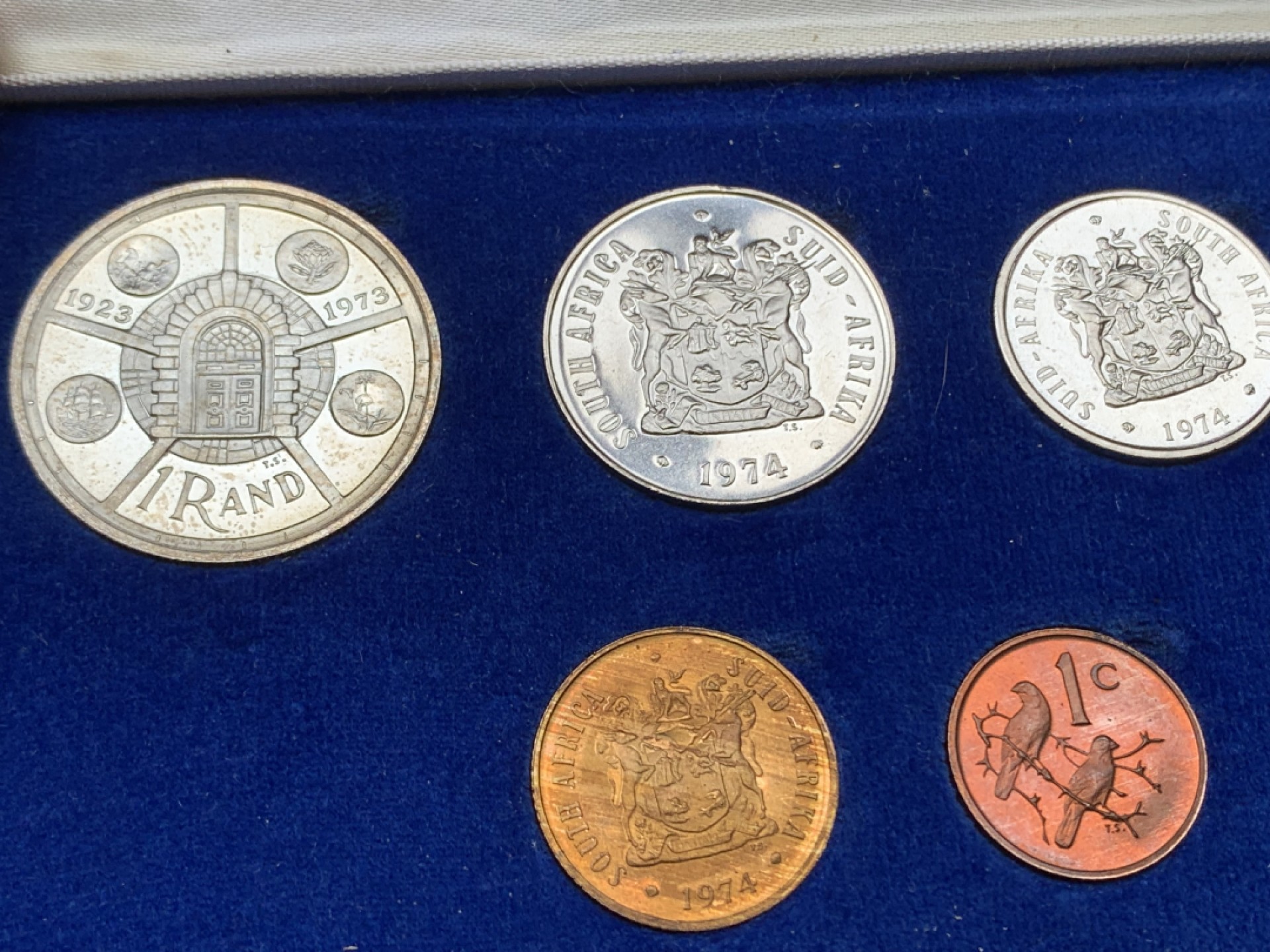 《竞宝斋》三少爷老婆本专场-第156场 (全场包邮) 南非1974年8枚套，带原盒，其中1兰特为银币，800银，直径32.6mm，重量15g