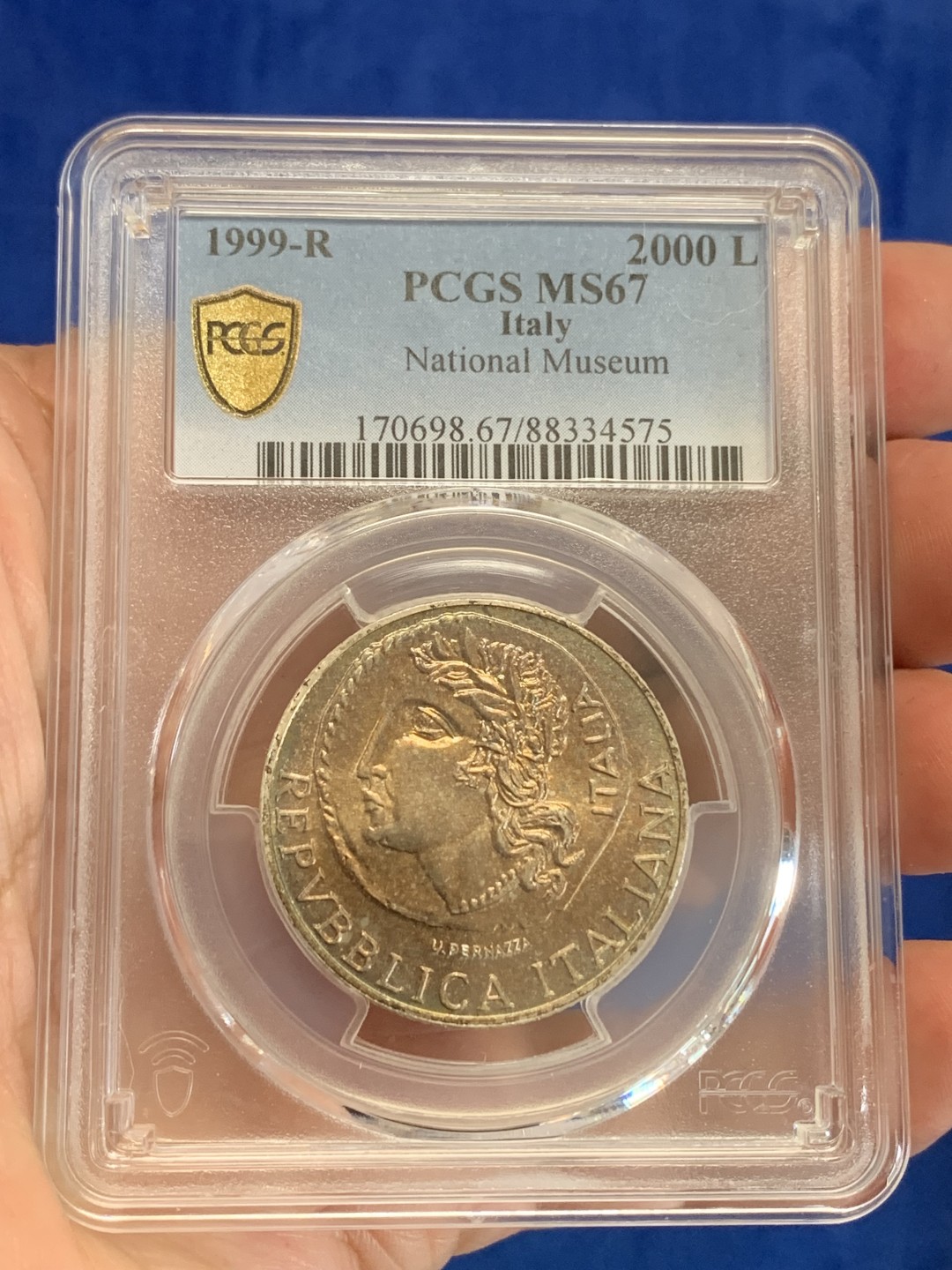 《竞宝斋》三少爷老婆本专场-第156场 (全场包邮) PCGS金盾 MS67 意大利1999年罗马国家博物馆纪念2000里拉银币，淡金彩包浆，很漂亮