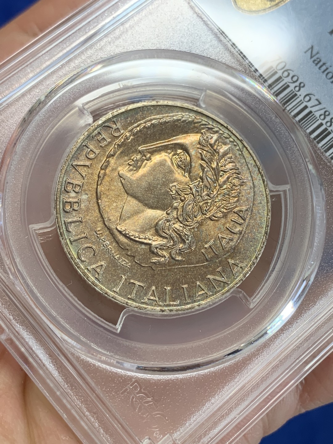 《竞宝斋》三少爷老婆本专场-第156场 (全场包邮) PCGS金盾 MS67 意大利1999年罗马国家博物馆纪念2000里拉银币，淡金彩包浆，很漂亮