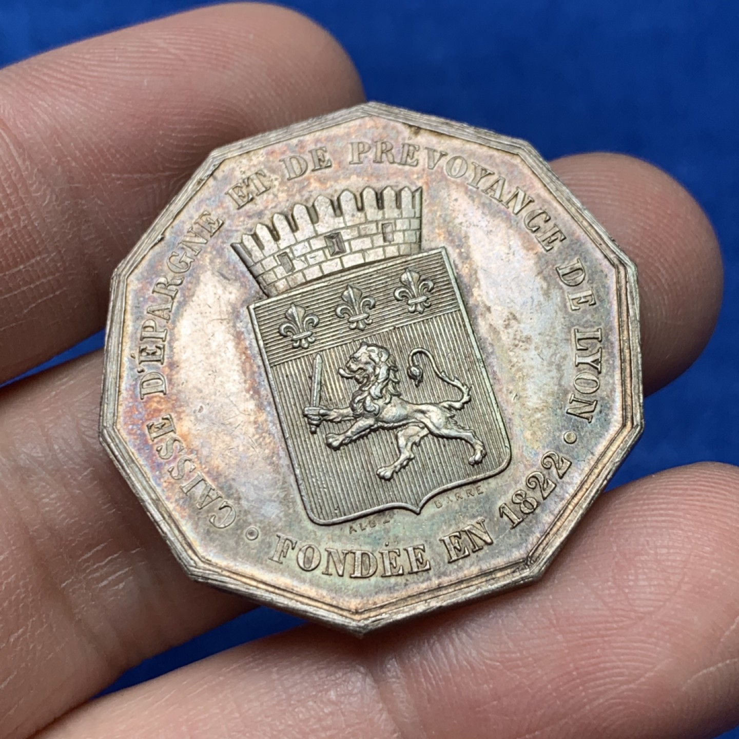 《竞宝斋》三少爷老婆本专场-第156场 (全场包邮) 法国1822年里昂蚂蚁储蓄银行十角代用银币，丰饶角+ARGENT边铭，对边直径32mm，重量15.8g。UNC好品相