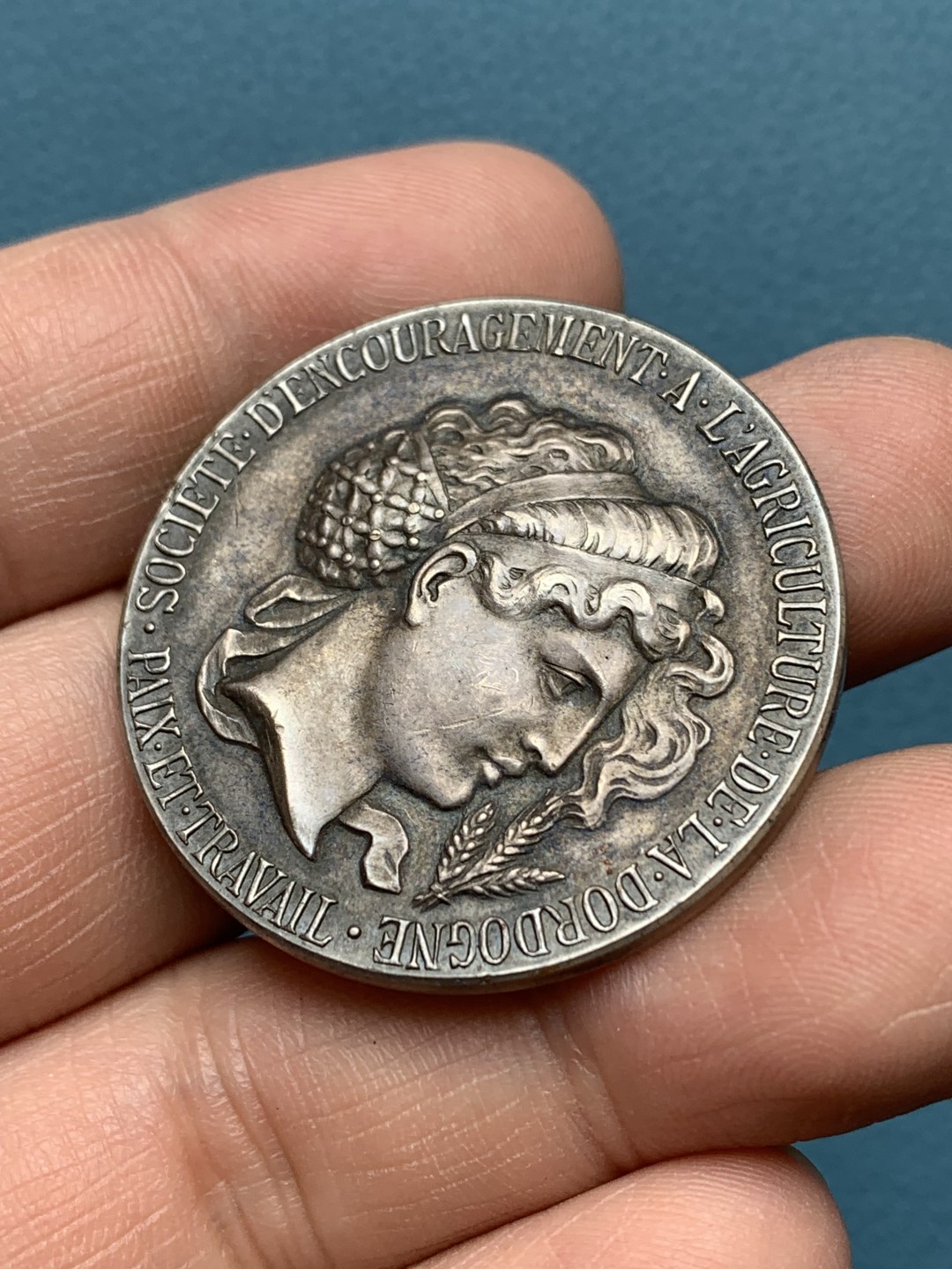 《竞宝斋》三少爷老婆本专场-第156场 (全场包邮) 法国20世纪初谷物女神头像银章，丰饶角+ARGENT边铭，直径36mm，重量22.84g，带原盒。泛黑包浆，很有年代感