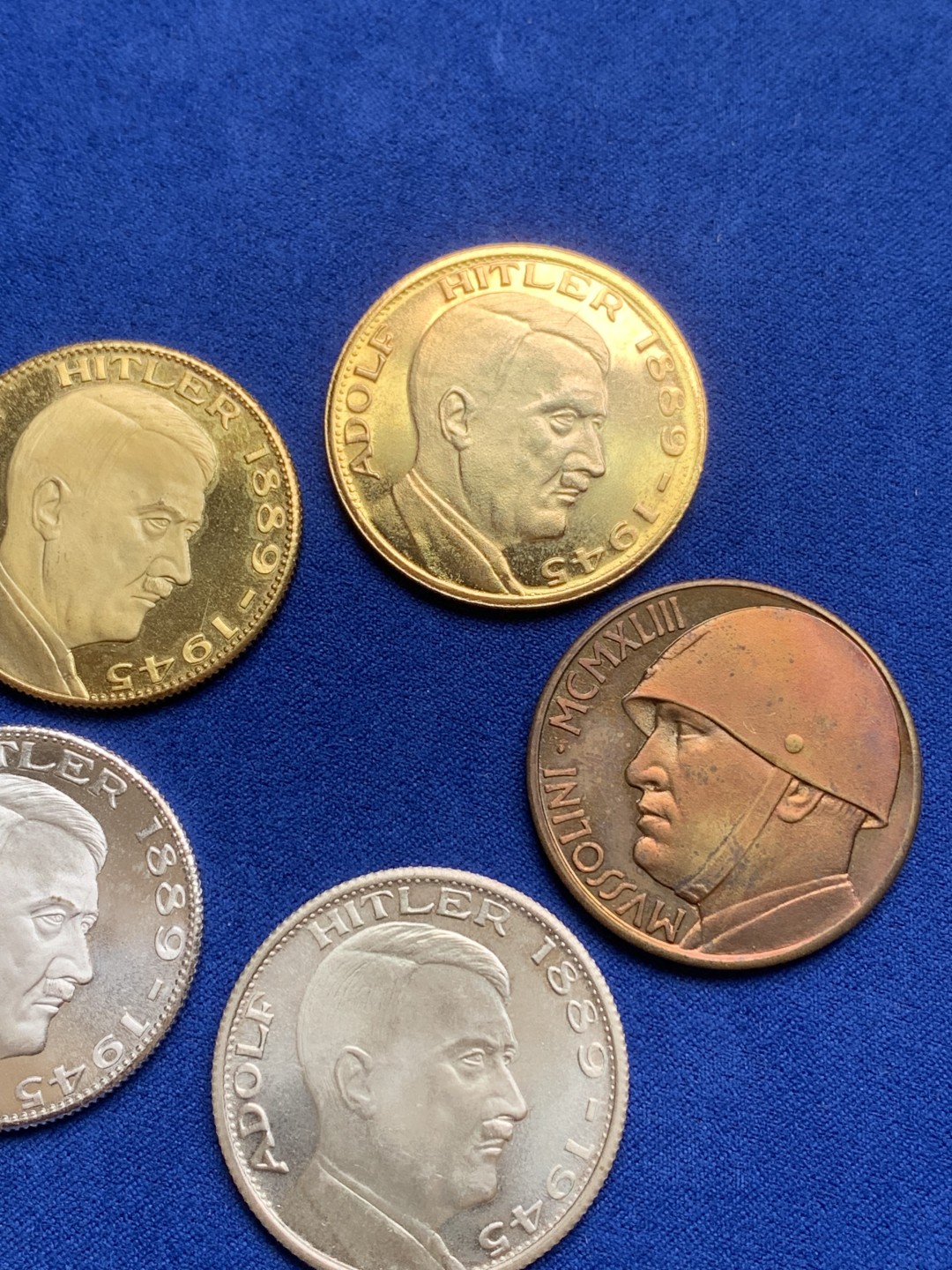 《竞宝斋》三少爷老婆本专场-第156场 (全场包邮) 元首头像纪念章5枚。普制镀金、精制镀金、普制镀银、精制镀银各一枚，另有一枚少见的元首和墨索里尼的