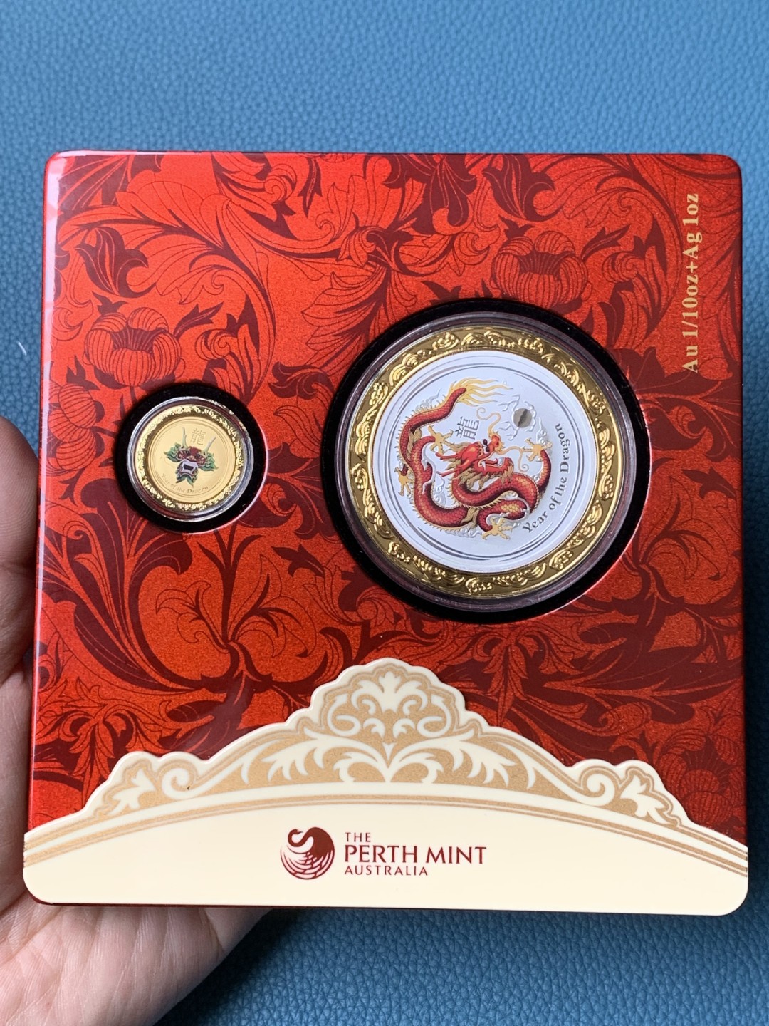 《竞宝斋》三少爷老婆本专场-第156场 (全场包邮) 澳大利亚2012年龙年生肖彩色金银币1元、15元套装，原盒带证书。1/10oz彩色金币+1oz彩色银币，包装精美。澳大利亚珀斯铸币局铸造，最近上海黄金交易所暴雷的主角，妥妥的热门品种。