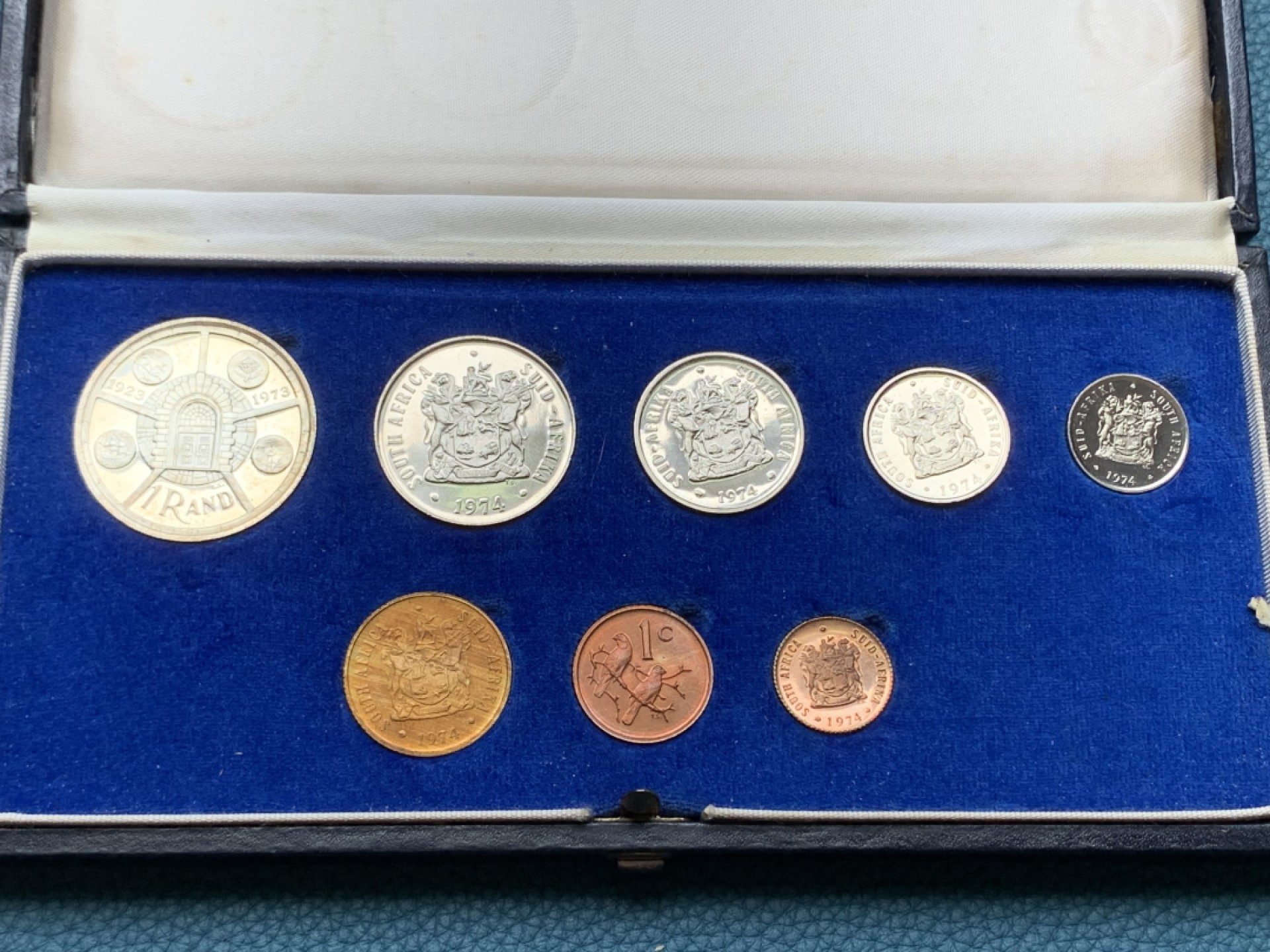 《竞宝斋》三少爷老婆本专场-第156场 (全场包邮) 南非1974年8枚套，带原盒，其中1兰特为银币，800银，直径32.6mm，重量15g