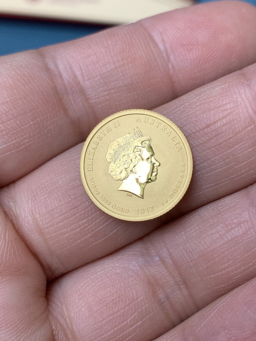 《竞宝斋》三少爷老婆本专场-第156场 (全场包邮) 澳大利亚2012年龙年生肖彩色金银币1元、15元套装，原盒带证书。1/10oz彩色金币+1oz彩色银币，包装精美。澳大利亚珀斯铸币局铸造，最近上海黄金交易所暴雷的主角，妥妥的热门品种。