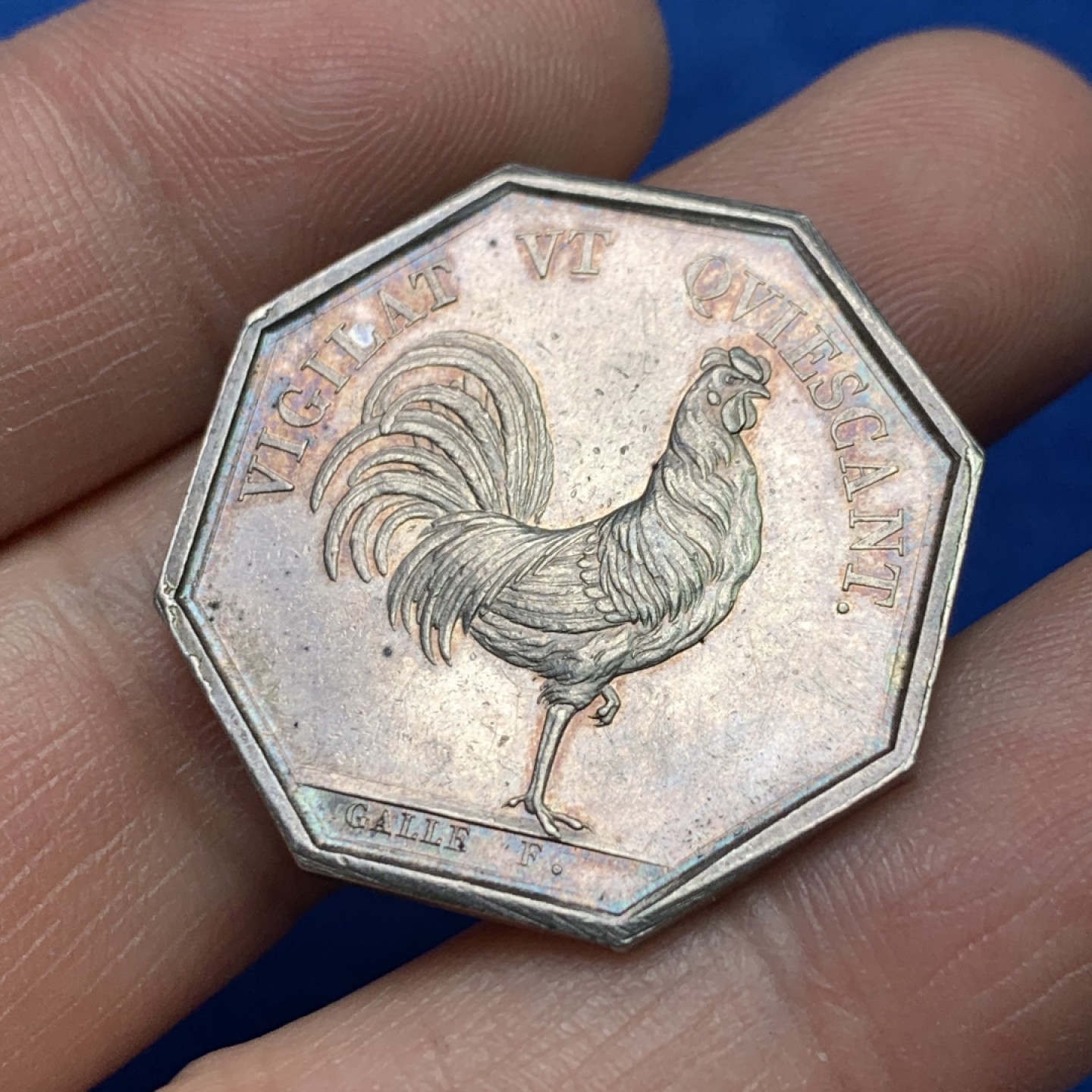 《竞宝斋》三少爷老婆本专场-第156场 (全场包邮) 法国19世纪查尔斯十世国王头像大公鸡图案八角代用银币，早期无边铭，对边直径29.5mm，重量10.94g。少见品种，UNC好品相