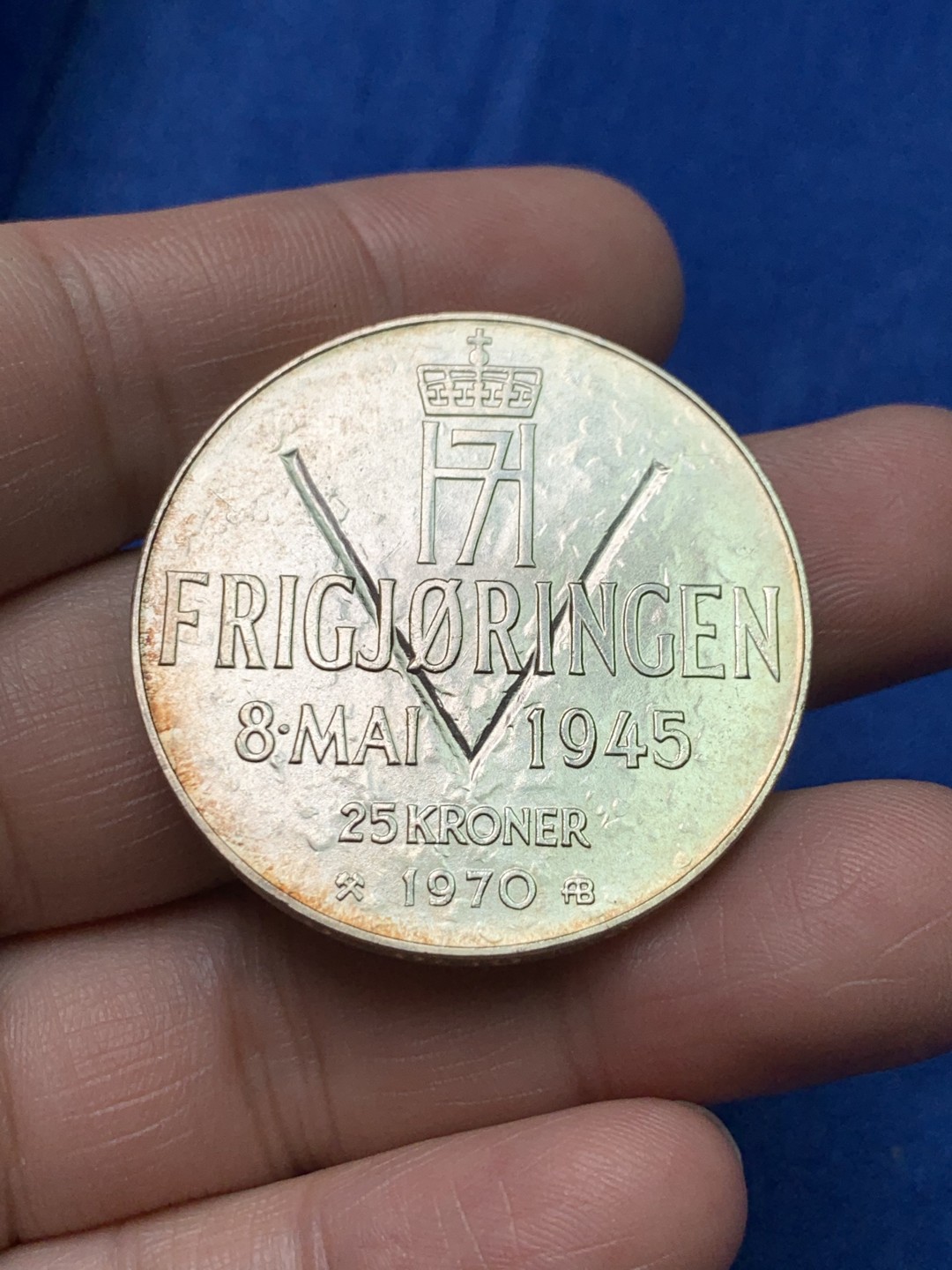 《竞宝斋》三少爷老婆本专场-第156场 (全场包邮) 挪威1970年二战胜利25周年纪念25克朗大银币一对，原光和淡金包浆各一枚。875银，直径39mm，重量29g