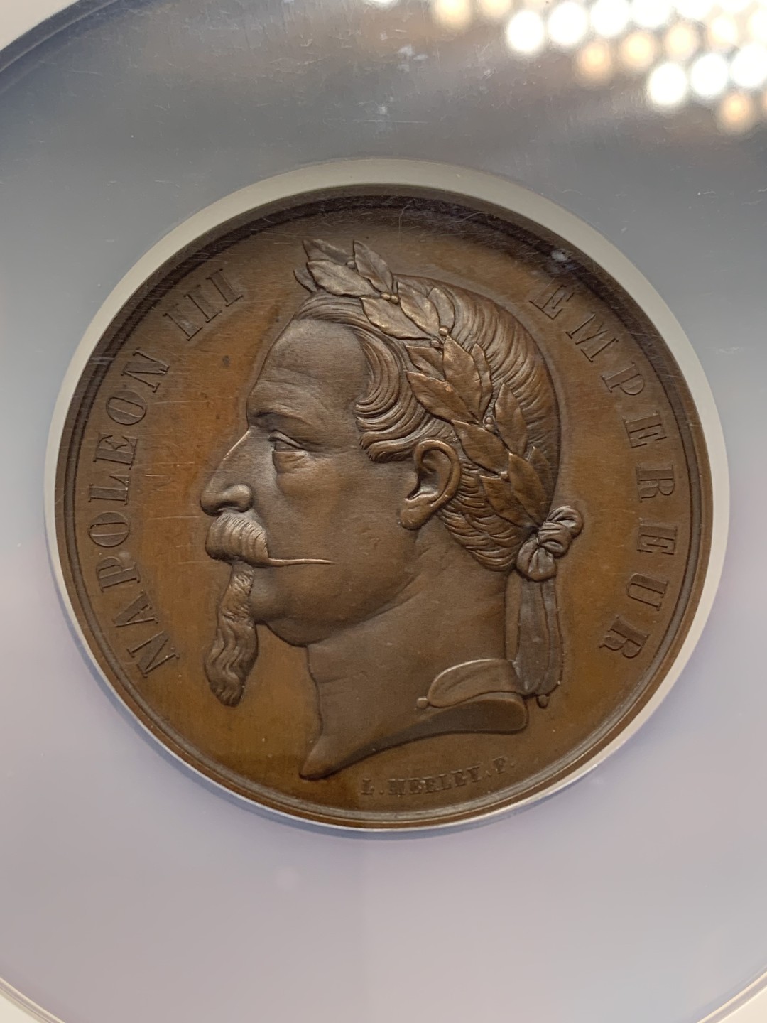 《竞宝斋》三少爷老婆本专场-第156场 (全场包邮) NGC MS64BN 法国1860年《英法条约》签定纪念拿破仑三世国王头像大铜章，NGC加大加厚盒。1860年英、法《柯布敦－舍瓦利埃条约》（又名《英法条约》）签订，根据该条约，英国同意废除所有制成品的关税，把对白兰地征收的饿关税减低到殖民地产品的水平，并降低葡萄酒的进口税。这使法国获利最大。法国方面降低英国煤炭、焦炭、条铁、生铁、钢、机器、工具、纱线、大麻及亚麻制品的关税，在1864年10月1日